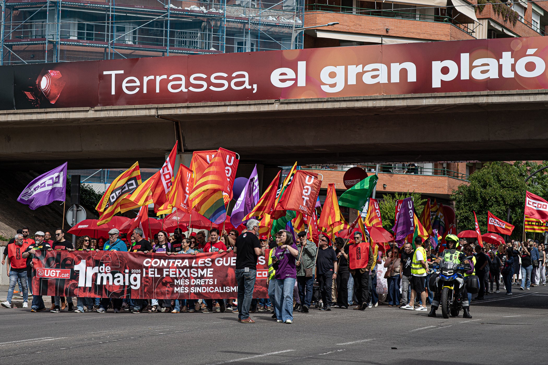 “Contra les guerres i el feixisme, més drets i més sindicalisme” ha estat el lema de la manifestació d’aquest 1r de Maig convocada pels sindicats CCOO i UGT. A Terrassa, desenes de persones han sortir des de la plaça de Lluís Companys armats amb banderes i càntics per reivindicar els drets socials i laborals dels treballadors, per denunciar l’especulació i els preus abusis en l’habitatge i per reclamar que es deixi de “criminalitzar les persones treballadores que emmalalteixen”. La convocatòria ha finalitzat a la plaça Vella on s’han fet els parlaments, posant l’èmfasi en les conseqüències negatives en la qualitat de vida de la ciutadania que estan tenint els “conflictes bèl·lics il·legals de Netanyahu, Trump i Putin”.