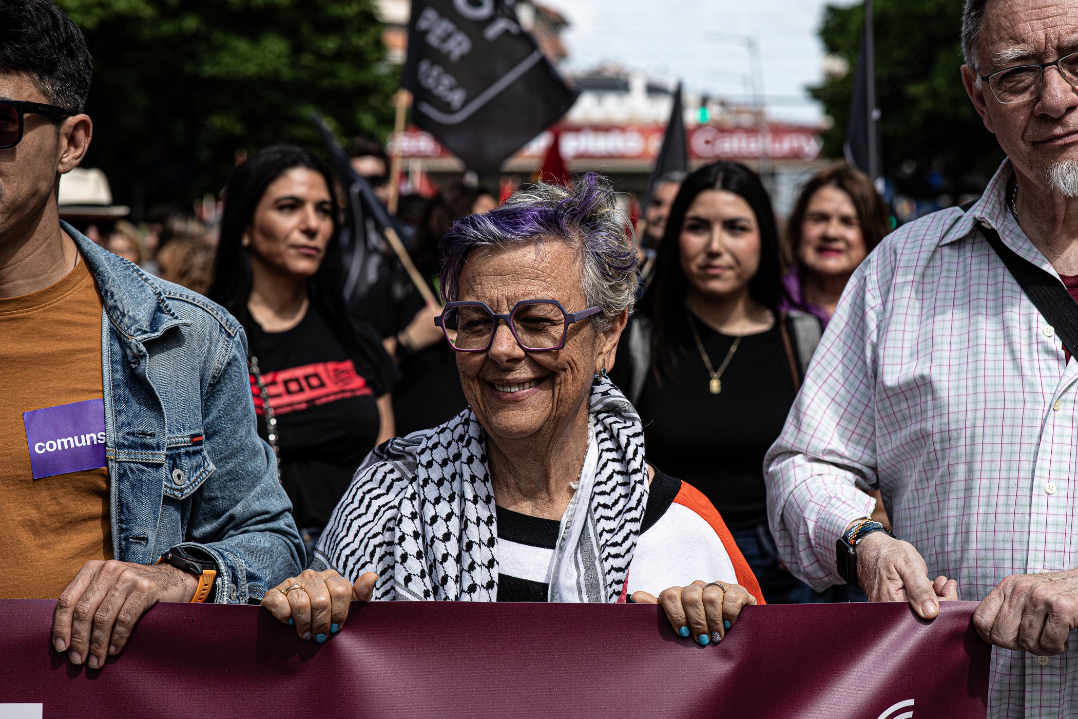 “Contra les guerres i el feixisme, més drets i més sindicalisme” ha estat el lema de la manifestació d’aquest 1r de Maig convocada pels sindicats CCOO i UGT. A Terrassa, desenes de persones han sortir des de la plaça de Lluís Companys armats amb banderes i càntics per reivindicar els drets socials i laborals dels treballadors, per denunciar l’especulació i els preus abusis en l’habitatge i per reclamar que es deixi de “criminalitzar les persones treballadores que emmalalteixen”. La convocatòria ha finalitzat a la plaça Vella on s’han fet els parlaments, posant l’èmfasi en les conseqüències negatives en la qualitat de vida de la ciutadania que estan tenint els “conflictes bèl·lics il·legals de Netanyahu, Trump i Putin”.