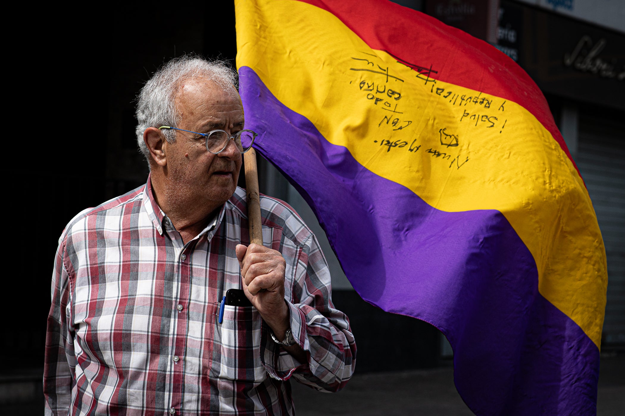 “Contra les guerres i el feixisme, més drets i més sindicalisme” ha estat el lema de la manifestació d’aquest 1r de Maig convocada pels sindicats CCOO i UGT. A Terrassa, desenes de persones han sortir des de la plaça de Lluís Companys armats amb banderes i càntics per reivindicar els drets socials i laborals dels treballadors, per denunciar l’especulació i els preus abusis en l’habitatge i per reclamar que es deixi de “criminalitzar les persones treballadores que emmalalteixen”. La convocatòria ha finalitzat a la plaça Vella on s’han fet els parlaments, posant l’èmfasi en les conseqüències negatives en la qualitat de vida de la ciutadania que estan tenint els “conflictes bèl·lics il·legals de Netanyahu, Trump i Putin”.