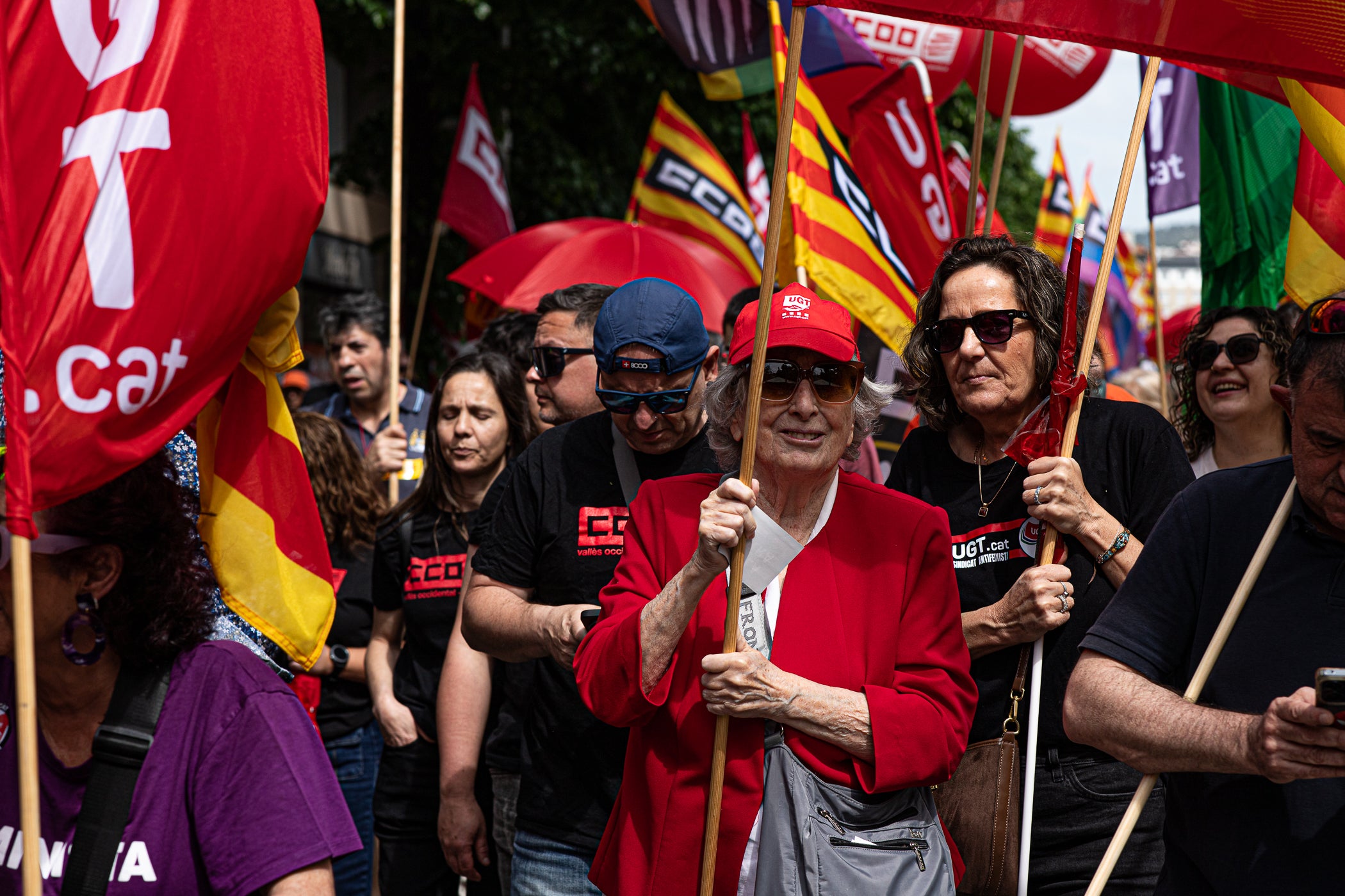“Contra les guerres i el feixisme, més drets i més sindicalisme” ha estat el lema de la manifestació d’aquest 1r de Maig convocada pels sindicats CCOO i UGT. A Terrassa, desenes de persones han sortir des de la plaça de Lluís Companys armats amb banderes i càntics per reivindicar els drets socials i laborals dels treballadors, per denunciar l’especulació i els preus abusis en l’habitatge i per reclamar que es deixi de “criminalitzar les persones treballadores que emmalalteixen”. La convocatòria ha finalitzat a la plaça Vella on s’han fet els parlaments, posant l’èmfasi en les conseqüències negatives en la qualitat de vida de la ciutadania que estan tenint els “conflictes bèl·lics il·legals de Netanyahu, Trump i Putin”.