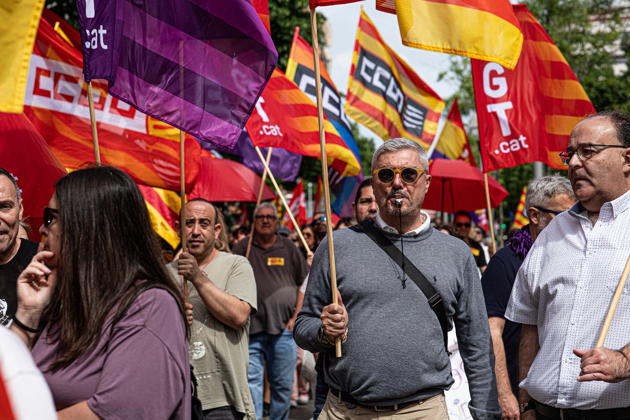 “Contra les guerres i el feixisme, més drets i més sindicalisme” ha estat el lema de la manifestació d’aquest 1r de Maig convocada pels sindicats CCOO i UGT. A Terrassa, desenes de persones han sortir des de la plaça de Lluís Companys armats amb banderes i càntics per reivindicar els drets socials i laborals dels treballadors, per denunciar l’especulació i els preus abusis en l’habitatge i per reclamar que es deixi de “criminalitzar les persones treballadores que emmalalteixen”. La convocatòria ha finalitzat a la plaça Vella on s’han fet els parlaments, posant l’èmfasi en les conseqüències negatives en la qualitat de vida de la ciutadania que estan tenint els “conflictes bèl·lics il·legals de Netanyahu, Trump i Putin”.