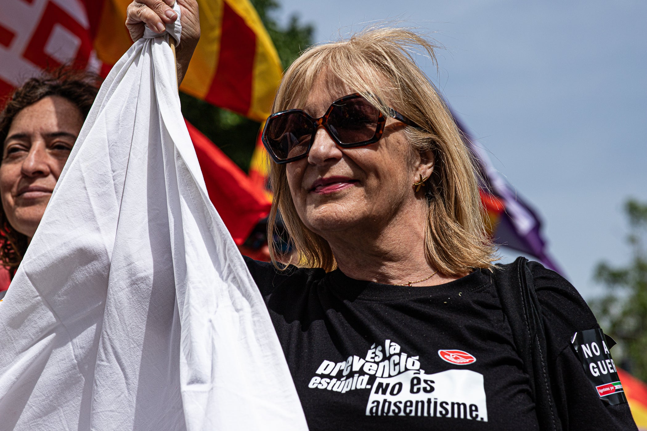“Contra les guerres i el feixisme, més drets i més sindicalisme” ha estat el lema de la manifestació d’aquest 1r de Maig convocada pels sindicats CCOO i UGT. A Terrassa, desenes de persones han sortir des de la plaça de Lluís Companys armats amb banderes i càntics per reivindicar els drets socials i laborals dels treballadors, per denunciar l’especulació i els preus abusis en l’habitatge i per reclamar que es deixi de “criminalitzar les persones treballadores que emmalalteixen”. La convocatòria ha finalitzat a la plaça Vella on s’han fet els parlaments, posant l’èmfasi en les conseqüències negatives en la qualitat de vida de la ciutadania que estan tenint els “conflictes bèl·lics il·legals de Netanyahu, Trump i Putin”.