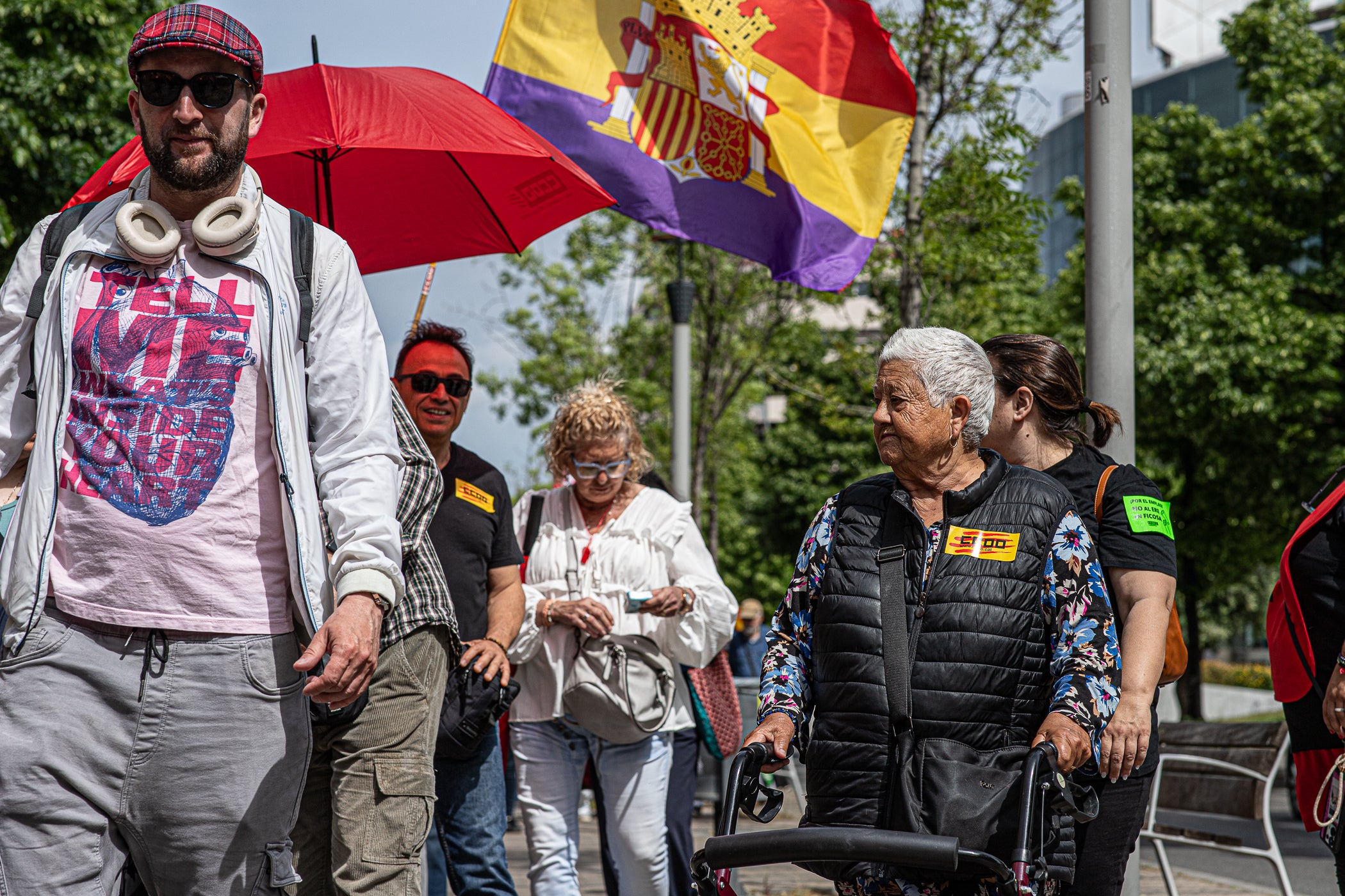“Contra les guerres i el feixisme, més drets i més sindicalisme” ha estat el lema de la manifestació d’aquest 1r de Maig convocada pels sindicats CCOO i UGT. A Terrassa, desenes de persones han sortir des de la plaça de Lluís Companys armats amb banderes i càntics per reivindicar els drets socials i laborals dels treballadors, per denunciar l’especulació i els preus abusis en l’habitatge i per reclamar que es deixi de “criminalitzar les persones treballadores que emmalalteixen”. La convocatòria ha finalitzat a la plaça Vella on s’han fet els parlaments, posant l’èmfasi en les conseqüències negatives en la qualitat de vida de la ciutadania que estan tenint els “conflictes bèl·lics il·legals de Netanyahu, Trump i Putin”.