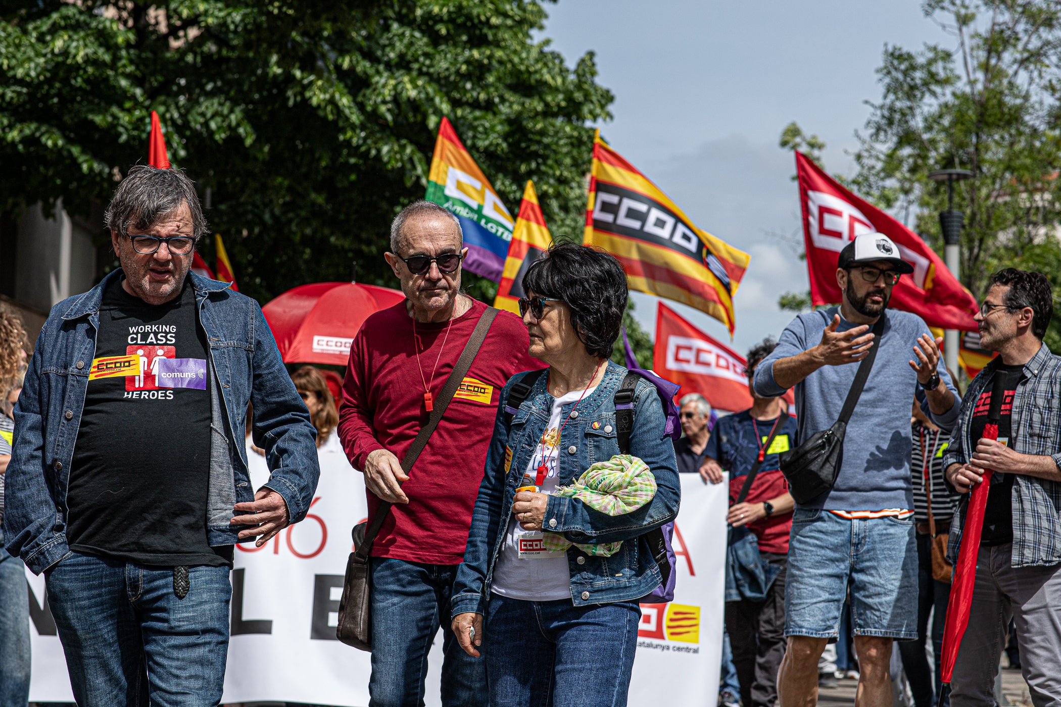 “Contra les guerres i el feixisme, més drets i més sindicalisme” ha estat el lema de la manifestació d’aquest 1r de Maig convocada pels sindicats CCOO i UGT. A Terrassa, desenes de persones han sortir des de la plaça de Lluís Companys armats amb banderes i càntics per reivindicar els drets socials i laborals dels treballadors, per denunciar l’especulació i els preus abusis en l’habitatge i per reclamar que es deixi de “criminalitzar les persones treballadores que emmalalteixen”. La convocatòria ha finalitzat a la plaça Vella on s’han fet els parlaments, posant l’èmfasi en les conseqüències negatives en la qualitat de vida de la ciutadania que estan tenint els “conflictes bèl·lics il·legals de Netanyahu, Trump i Putin”.