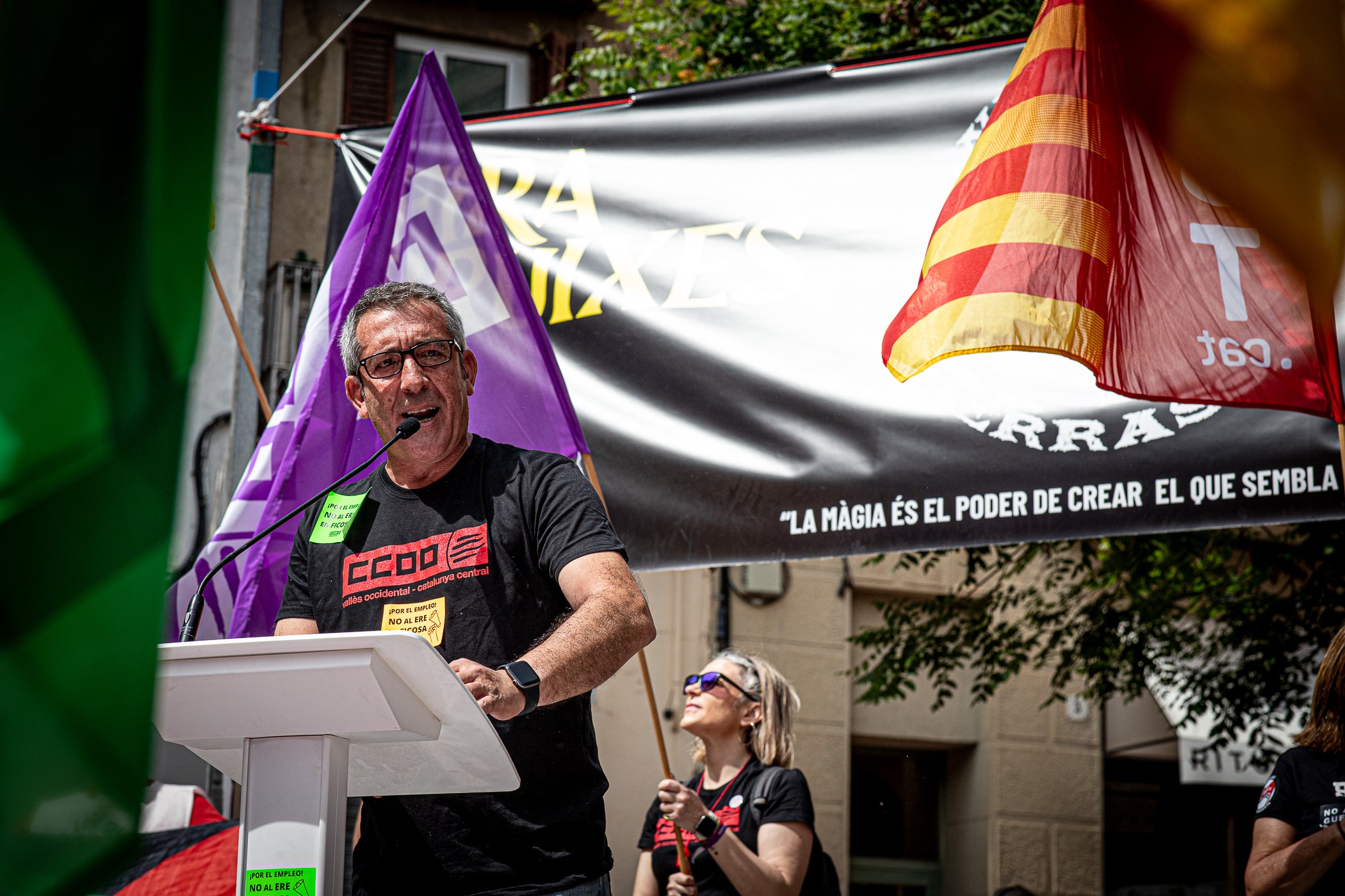 “Contra les guerres i el feixisme, més drets i més sindicalisme” ha estat el lema de la manifestació d’aquest 1r de Maig convocada pels sindicats CCOO i UGT. A Terrassa, desenes de persones han sortir des de la plaça de Lluís Companys armats amb banderes i càntics per reivindicar els drets socials i laborals dels treballadors, per denunciar l’especulació i els preus abusis en l’habitatge i per reclamar que es deixi de “criminalitzar les persones treballadores que emmalalteixen”. La convocatòria ha finalitzat a la plaça Vella on s’han fet els parlaments, posant l’èmfasi en les conseqüències negatives en la qualitat de vida de la ciutadania que estan tenint els “conflictes bèl·lics il·legals de Netanyahu, Trump i Putin”.