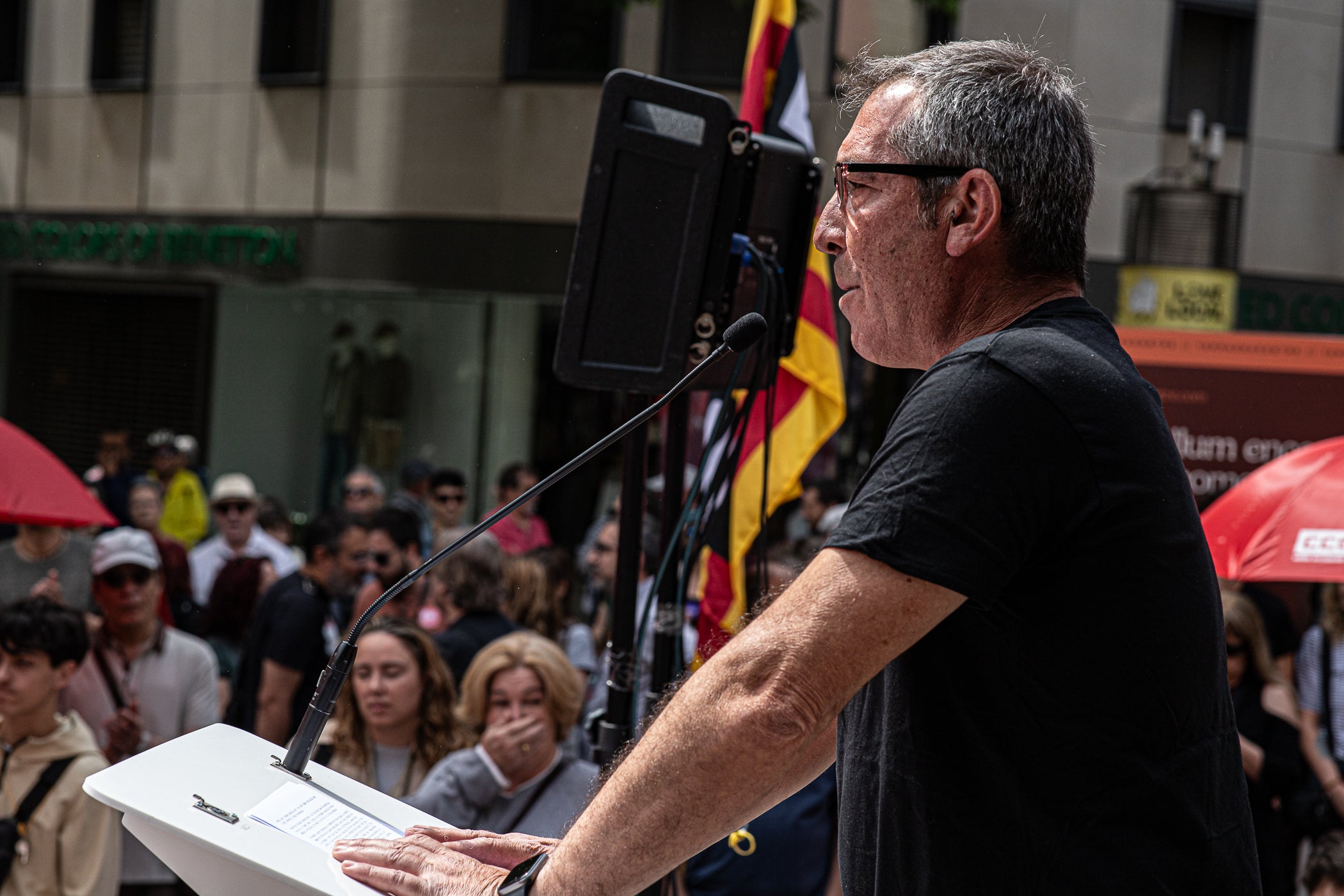 “Contra les guerres i el feixisme, més drets i més sindicalisme” ha estat el lema de la manifestació d’aquest 1r de Maig convocada pels sindicats CCOO i UGT. A Terrassa, desenes de persones han sortir des de la plaça de Lluís Companys armats amb banderes i càntics per reivindicar els drets socials i laborals dels treballadors, per denunciar l’especulació i els preus abusis en l’habitatge i per reclamar que es deixi de “criminalitzar les persones treballadores que emmalalteixen”. La convocatòria ha finalitzat a la plaça Vella on s’han fet els parlaments, posant l’èmfasi en les conseqüències negatives en la qualitat de vida de la ciutadania que estan tenint els “conflictes bèl·lics il·legals de Netanyahu, Trump i Putin”.
