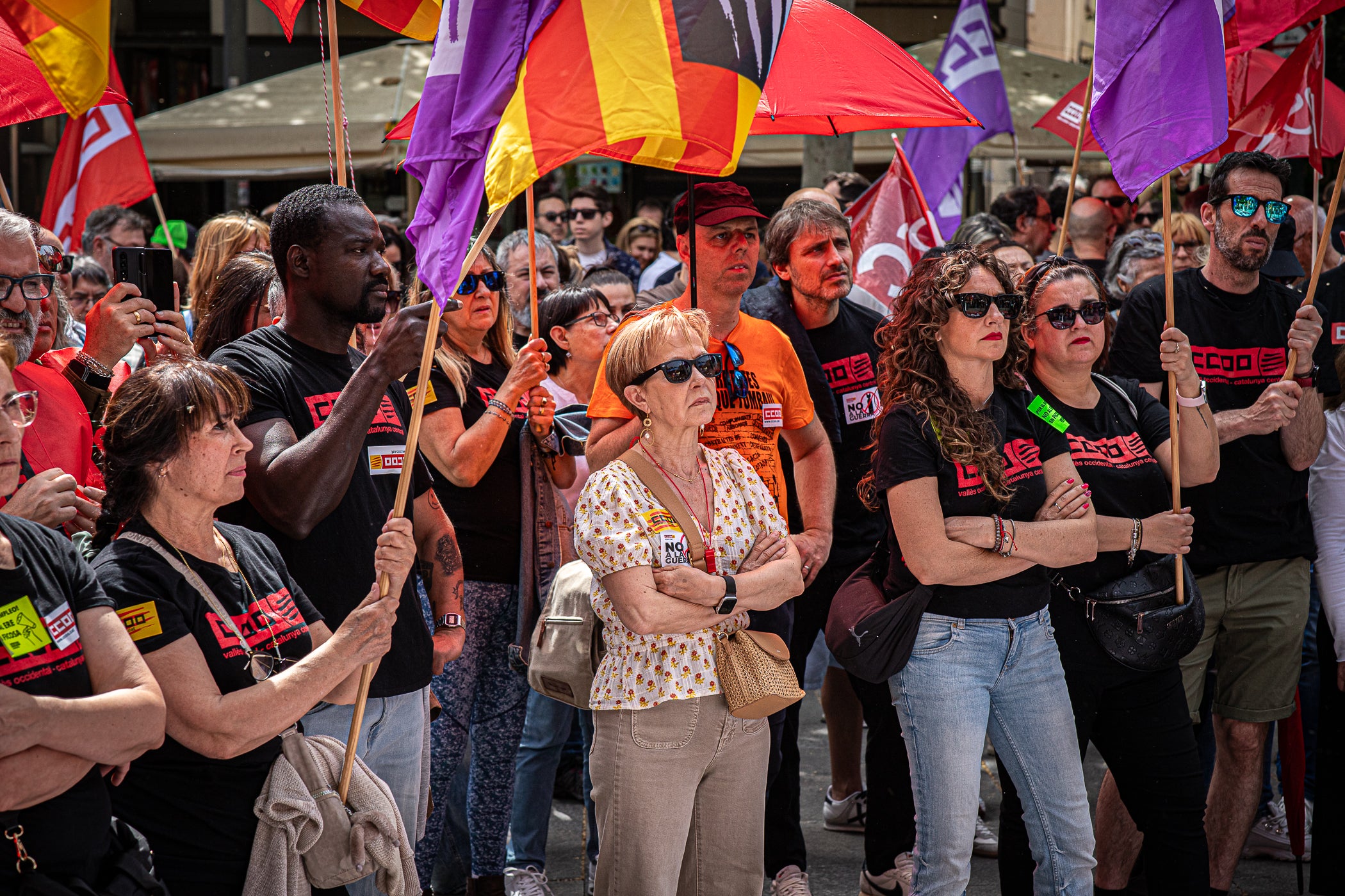 “Contra les guerres i el feixisme, més drets i més sindicalisme” ha estat el lema de la manifestació d’aquest 1r de Maig convocada pels sindicats CCOO i UGT. A Terrassa, desenes de persones han sortir des de la plaça de Lluís Companys armats amb banderes i càntics per reivindicar els drets socials i laborals dels treballadors, per denunciar l’especulació i els preus abusis en l’habitatge i per reclamar que es deixi de “criminalitzar les persones treballadores que emmalalteixen”. La convocatòria ha finalitzat a la plaça Vella on s’han fet els parlaments, posant l’èmfasi en les conseqüències negatives en la qualitat de vida de la ciutadania que estan tenint els “conflictes bèl·lics il·legals de Netanyahu, Trump i Putin”.