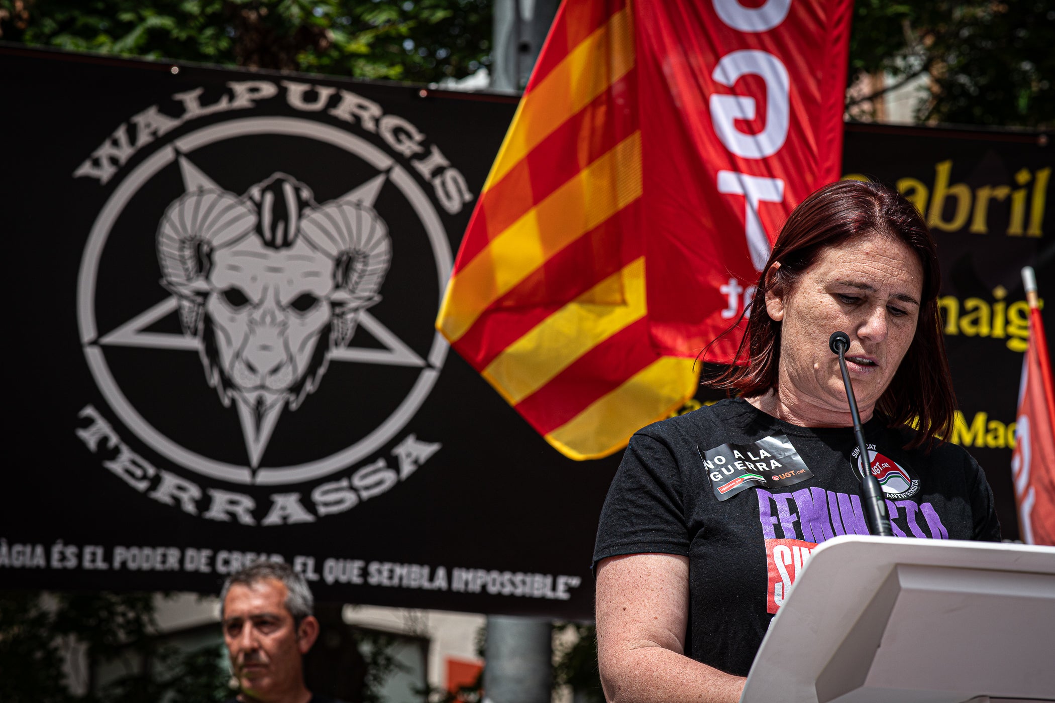 “Contra les guerres i el feixisme, més drets i més sindicalisme” ha estat el lema de la manifestació d’aquest 1r de Maig convocada pels sindicats CCOO i UGT. A Terrassa, desenes de persones han sortir des de la plaça de Lluís Companys armats amb banderes i càntics per reivindicar els drets socials i laborals dels treballadors, per denunciar l’especulació i els preus abusis en l’habitatge i per reclamar que es deixi de “criminalitzar les persones treballadores que emmalalteixen”. La convocatòria ha finalitzat a la plaça Vella on s’han fet els parlaments, posant l’èmfasi en les conseqüències negatives en la qualitat de vida de la ciutadania que estan tenint els “conflictes bèl·lics il·legals de Netanyahu, Trump i Putin”.