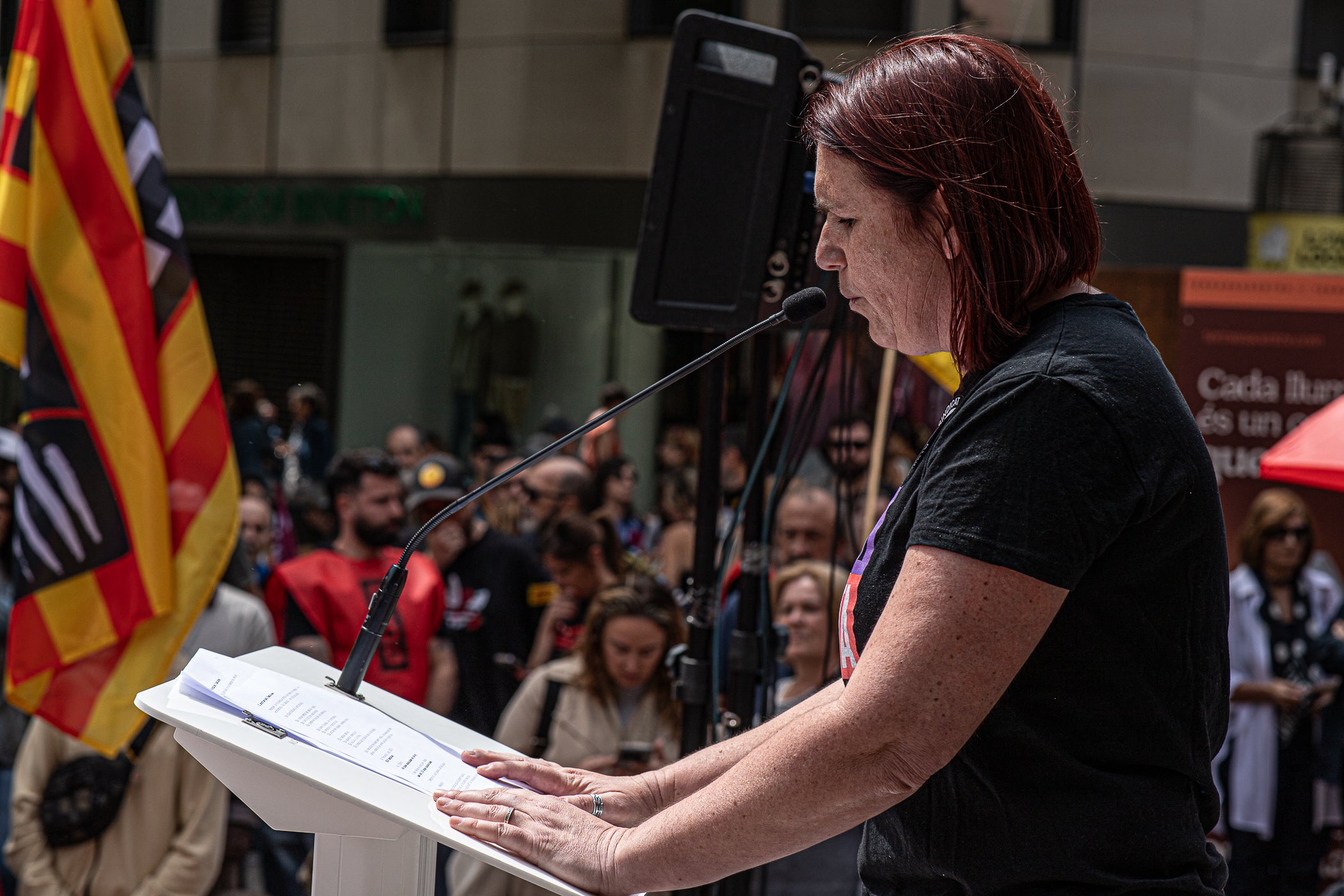 “Contra les guerres i el feixisme, més drets i més sindicalisme” ha estat el lema de la manifestació d’aquest 1r de Maig convocada pels sindicats CCOO i UGT. A Terrassa, desenes de persones han sortir des de la plaça de Lluís Companys armats amb banderes i càntics per reivindicar els drets socials i laborals dels treballadors, per denunciar l’especulació i els preus abusis en l’habitatge i per reclamar que es deixi de “criminalitzar les persones treballadores que emmalalteixen”. La convocatòria ha finalitzat a la plaça Vella on s’han fet els parlaments, posant l’èmfasi en les conseqüències negatives en la qualitat de vida de la ciutadania que estan tenint els “conflictes bèl·lics il·legals de Netanyahu, Trump i Putin”.