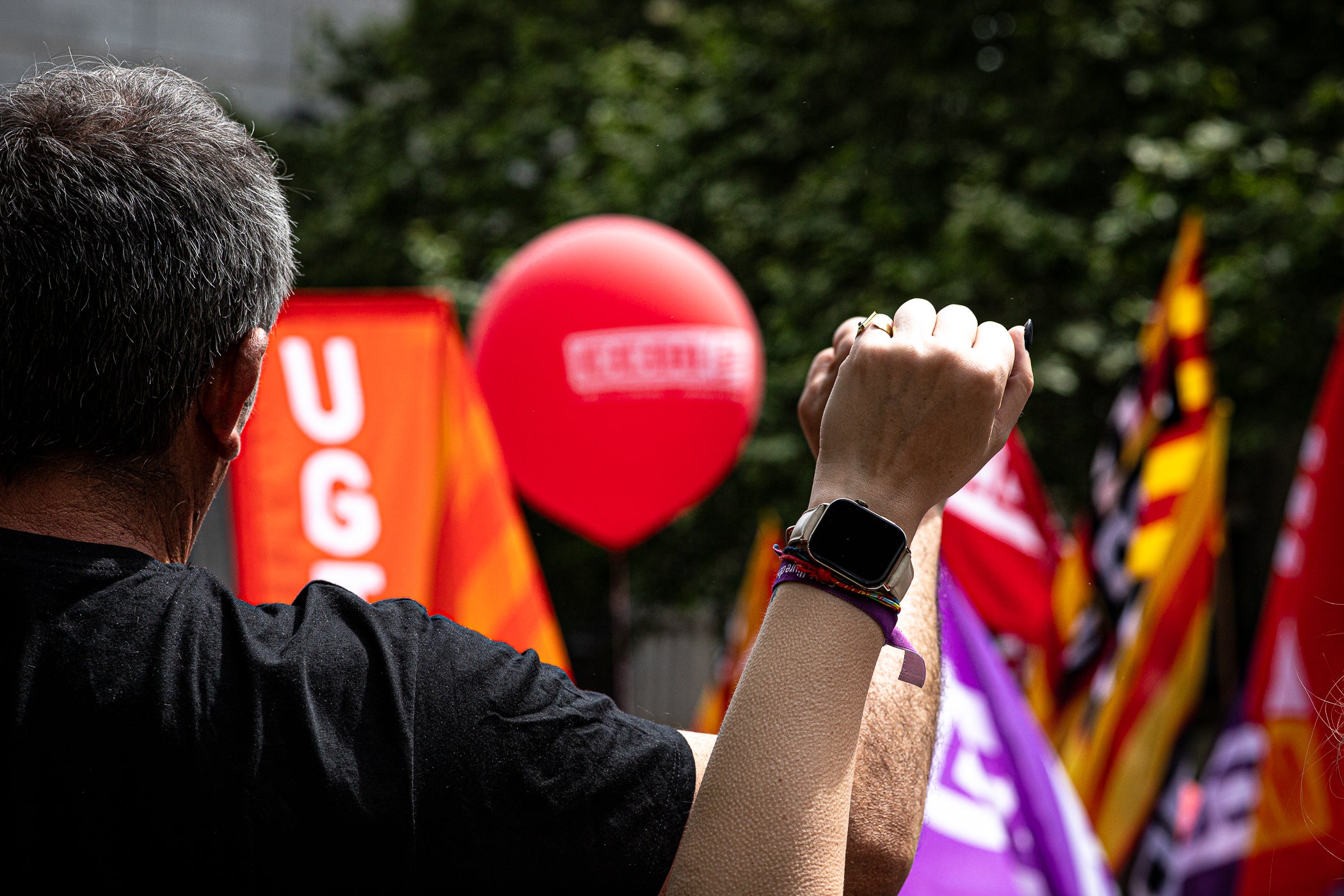 “Contra les guerres i el feixisme, més drets i més sindicalisme” ha estat el lema de la manifestació d’aquest 1r de Maig convocada pels sindicats CCOO i UGT. A Terrassa, desenes de persones han sortir des de la plaça de Lluís Companys armats amb banderes i càntics per reivindicar els drets socials i laborals dels treballadors, per denunciar l’especulació i els preus abusis en l’habitatge i per reclamar que es deixi de “criminalitzar les persones treballadores que emmalalteixen”. La convocatòria ha finalitzat a la plaça Vella on s’han fet els parlaments, posant l’èmfasi en les conseqüències negatives en la qualitat de vida de la ciutadania que estan tenint els “conflictes bèl·lics il·legals de Netanyahu, Trump i Putin”.