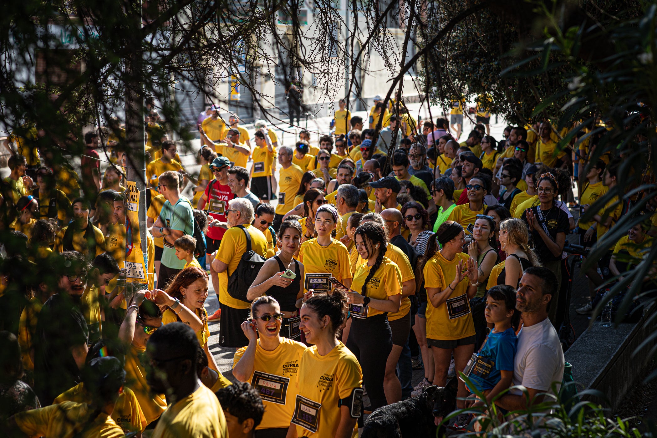 Uns 550 corredors han participat aquest dissabte, dia 23 de maig, en la primera Cursa Antiracista de Terrassa. Èxit absolut de la primera edició d’un esdeveniment esportiu no competitiu que busca visibilitzar la diversitat ciutadana i fomentar la convivència i cohesió social. Els organitzadors han repartit 504 dorsals d’adults i una quarantena d’infants, però també hi ha hagut molta gent que s’hi ha apuntat a última hora sense haver-se inscrit. L’inici i sortida ha estat des de la plaça de Catalunya, on al finalitzar s’ha llegit el manifest i s’ha pogut gaudir d’un vermut i dinar popular.
