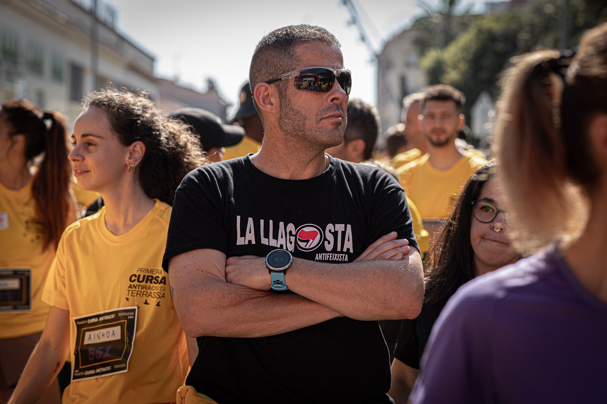 Uns 550 corredors han participat aquest dissabte, dia 23 de maig, en la primera Cursa Antiracista de Terrassa. Èxit absolut de la primera edició d’un esdeveniment esportiu no competitiu que busca visibilitzar la diversitat ciutadana i fomentar la convivència i cohesió social. Els organitzadors han repartit 504 dorsals d’adults i una quarantena d’infants, però també hi ha hagut molta gent que s’hi ha apuntat a última hora sense haver-se inscrit. L’inici i sortida ha estat des de la plaça de Catalunya, on al finalitzar s’ha llegit el manifest i s’ha pogut gaudir d’un vermut i dinar popular.