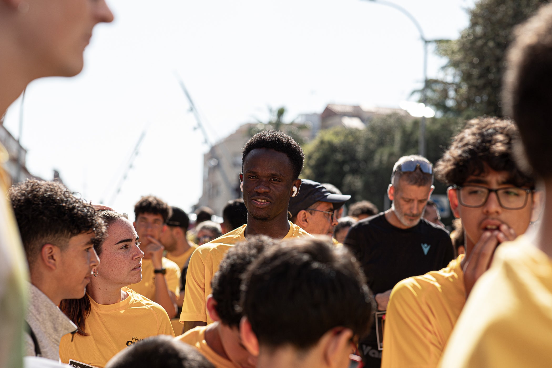 Uns 550 corredors han participat aquest dissabte, dia 23 de maig, en la primera Cursa Antiracista de Terrassa. Èxit absolut de la primera edició d’un esdeveniment esportiu no competitiu que busca visibilitzar la diversitat ciutadana i fomentar la convivència i cohesió social. Els organitzadors han repartit 504 dorsals d’adults i una quarantena d’infants, però també hi ha hagut molta gent que s’hi ha apuntat a última hora sense haver-se inscrit. L’inici i sortida ha estat des de la plaça de Catalunya, on al finalitzar s’ha llegit el manifest i s’ha pogut gaudir d’un vermut i dinar popular.