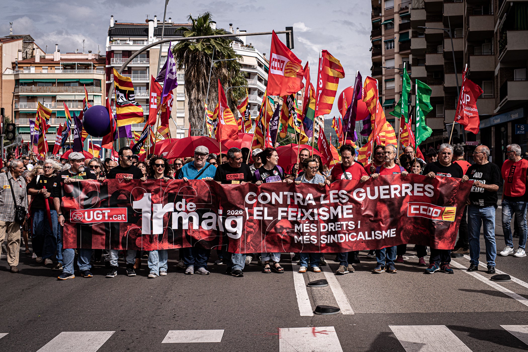 “Contra les guerres i el feixisme, més drets i més sindicalisme” ha estat el lema de la manifestació d’aquest 1r de Maig convocada pels sindicats CCOO i UGT. A Terrassa, desenes de persones han sortir des de la plaça de Lluís Companys armats amb banderes i càntics per reivindicar els drets socials i laborals dels treballadors, per denunciar l’especulació i els preus abusis en l’habitatge i per reclamar que es deixi de “criminalitzar les persones treballadores que emmalalteixen”. La convocatòria ha finalitzat a la plaça Vella on s’han fet els parlaments, posant l’èmfasi en les conseqüències negatives en la qualitat de vida de la ciutadania que estan tenint els “conflictes bèl·lics il·legals de Netanyahu, Trump i Putin”.