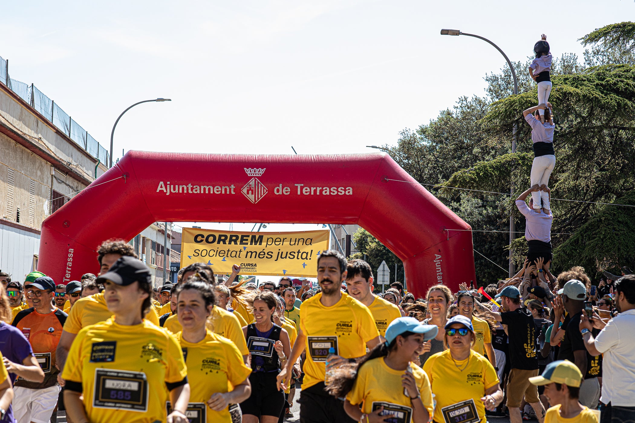 Uns 550 corredors han participat aquest dissabte, dia 23 de maig, en la primera Cursa Antiracista de Terrassa. Èxit absolut de la primera edició d’un esdeveniment esportiu no competitiu que busca visibilitzar la diversitat ciutadana i fomentar la convivència i cohesió social. Els organitzadors han repartit 504 dorsals d’adults i una quarantena d’infants, però també hi ha hagut molta gent que s’hi ha apuntat a última hora sense haver-se inscrit. L’inici i sortida ha estat des de la plaça de Catalunya, on al finalitzar s’ha llegit el manifest i s’ha pogut gaudir d’un vermut i dinar popular.