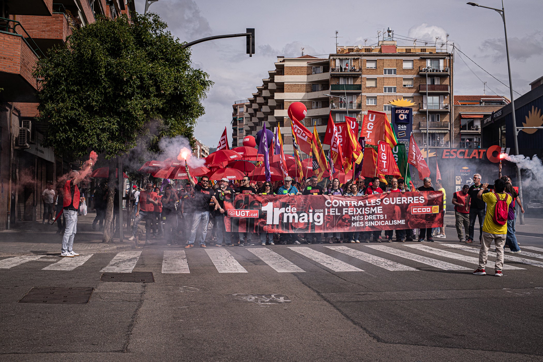 “Contra les guerres i el feixisme, més drets i més sindicalisme” ha estat el lema de la manifestació d’aquest 1r de Maig convocada pels sindicats CCOO i UGT. A Terrassa, desenes de persones han sortir des de la plaça de Lluís Companys armats amb banderes i càntics per reivindicar els drets socials i laborals dels treballadors, per denunciar l’especulació i els preus abusis en l’habitatge i per reclamar que es deixi de “criminalitzar les persones treballadores que emmalalteixen”. La convocatòria ha finalitzat a la plaça Vella on s’han fet els parlaments, posant l’èmfasi en les conseqüències negatives en la qualitat de vida de la ciutadania que estan tenint els “conflictes bèl·lics il·legals de Netanyahu, Trump i Putin”.