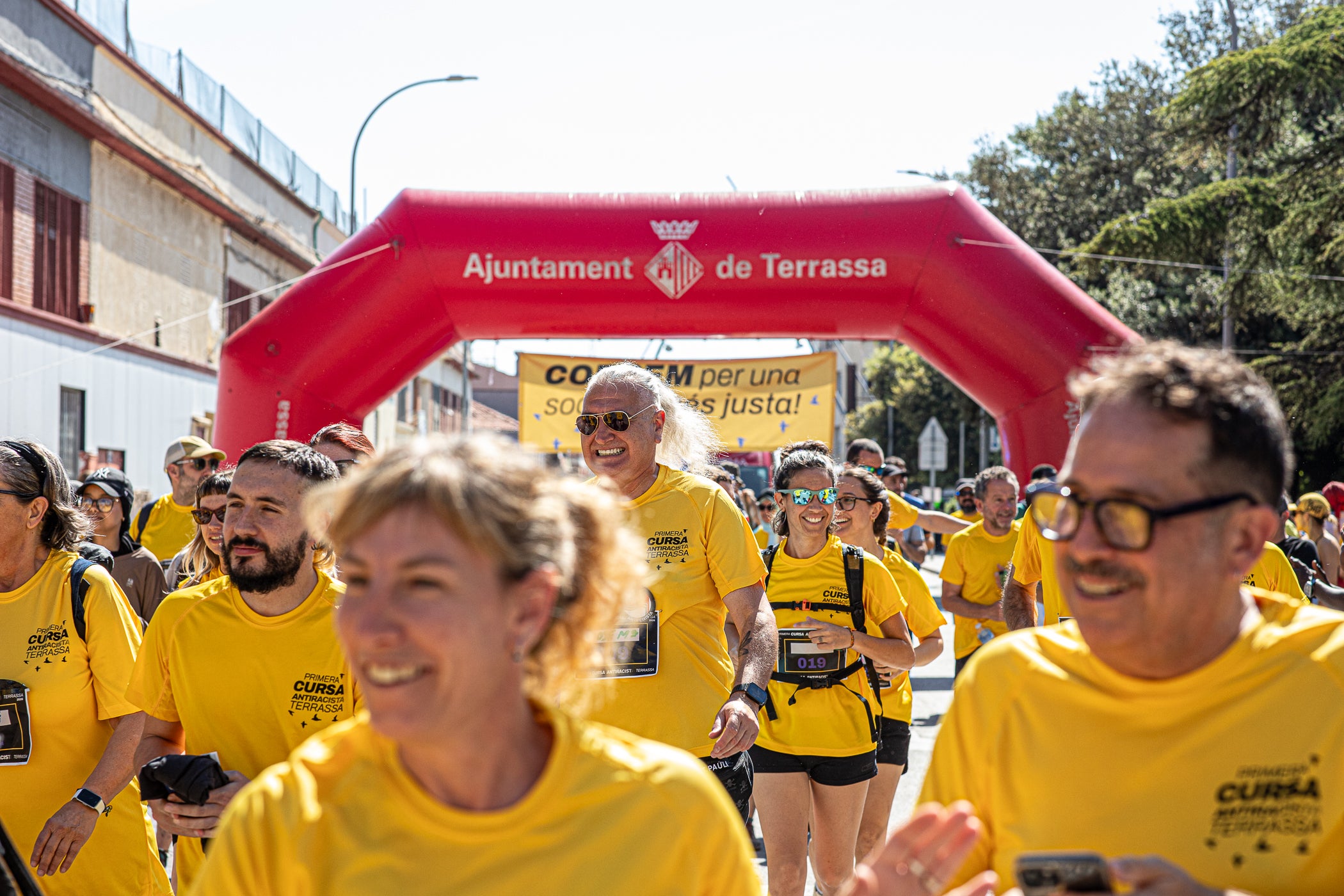 Uns 550 corredors han participat aquest dissabte, dia 23 de maig, en la primera Cursa Antiracista de Terrassa. Èxit absolut de la primera edició d’un esdeveniment esportiu no competitiu que busca visibilitzar la diversitat ciutadana i fomentar la convivència i cohesió social. Els organitzadors han repartit 504 dorsals d’adults i una quarantena d’infants, però també hi ha hagut molta gent que s’hi ha apuntat a última hora sense haver-se inscrit. L’inici i sortida ha estat des de la plaça de Catalunya, on al finalitzar s’ha llegit el manifest i s’ha pogut gaudir d’un vermut i dinar popular.