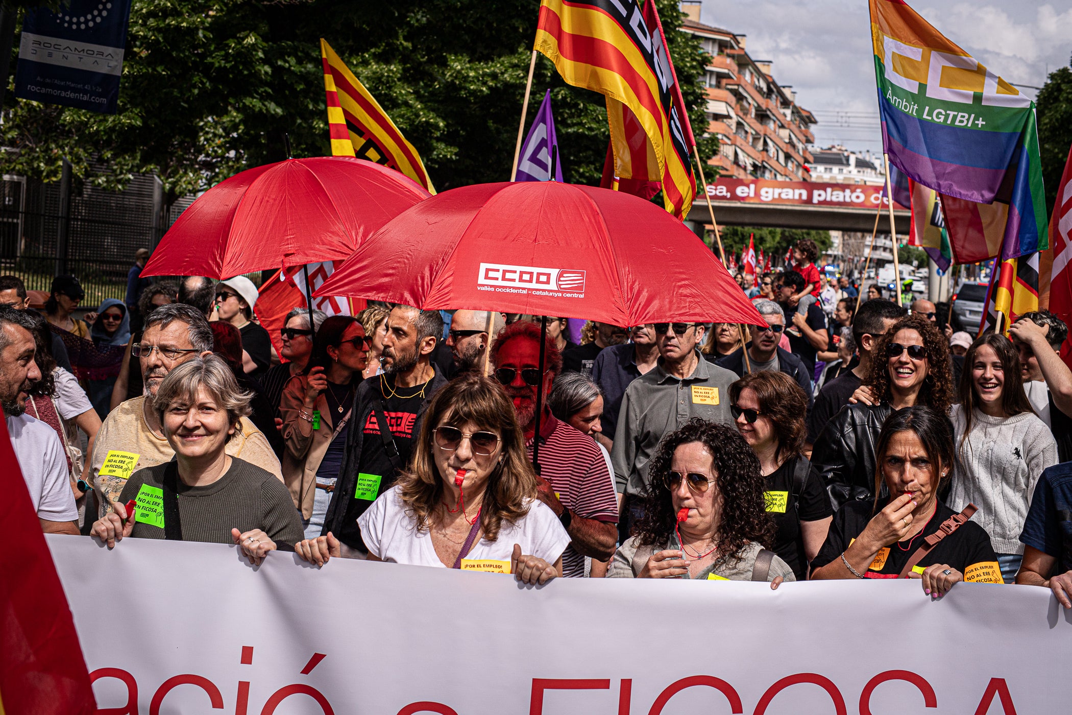 “Contra les guerres i el feixisme, més drets i més sindicalisme” ha estat el lema de la manifestació d’aquest 1r de Maig convocada pels sindicats CCOO i UGT. A Terrassa, desenes de persones han sortir des de la plaça de Lluís Companys armats amb banderes i càntics per reivindicar els drets socials i laborals dels treballadors, per denunciar l’especulació i els preus abusis en l’habitatge i per reclamar que es deixi de “criminalitzar les persones treballadores que emmalalteixen”. La convocatòria ha finalitzat a la plaça Vella on s’han fet els parlaments, posant l’èmfasi en les conseqüències negatives en la qualitat de vida de la ciutadania que estan tenint els “conflictes bèl·lics il·legals de Netanyahu, Trump i Putin”.