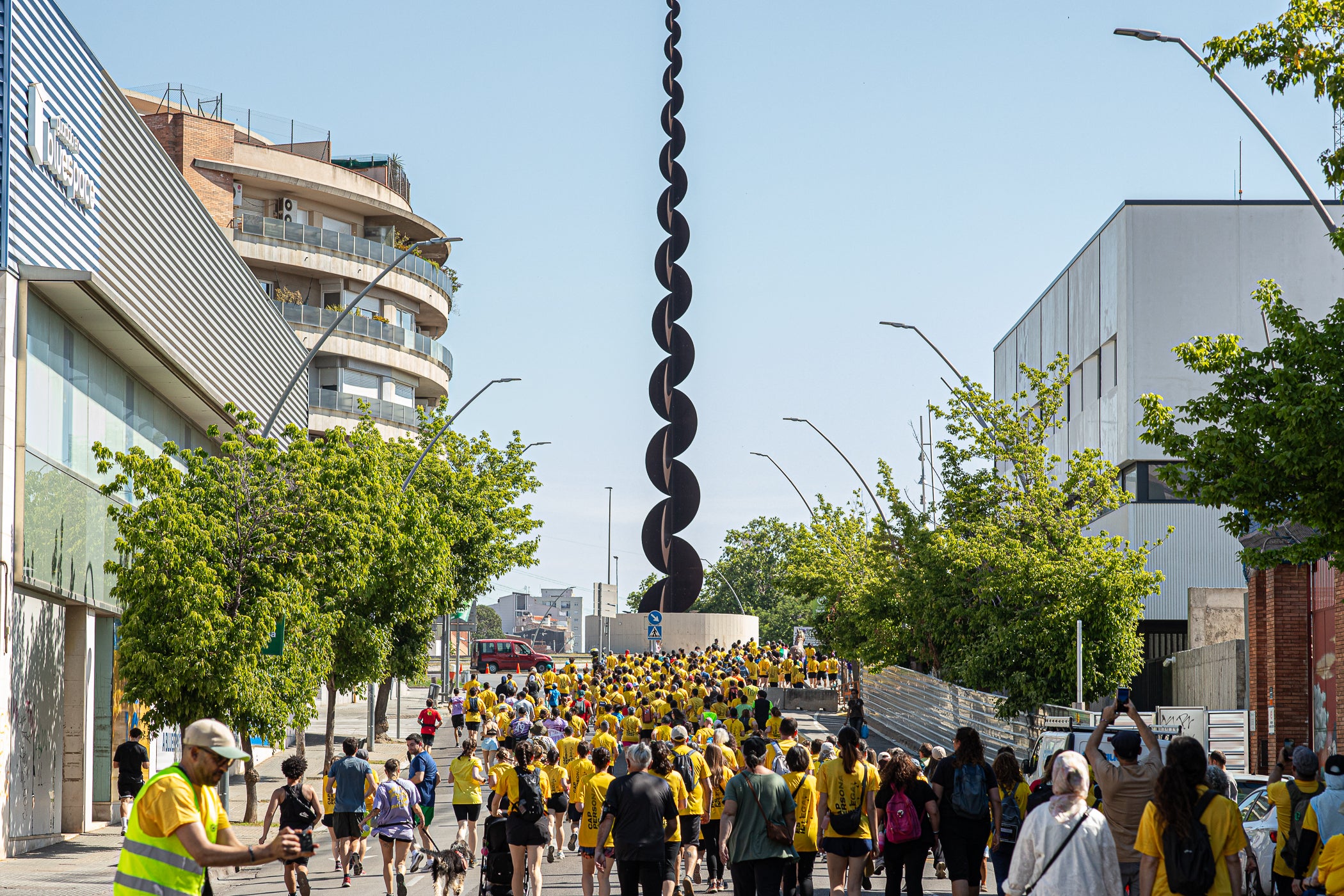 Uns 550 corredors han participat aquest dissabte, dia 23 de maig, en la primera Cursa Antiracista de Terrassa. Èxit absolut de la primera edició d’un esdeveniment esportiu no competitiu que busca visibilitzar la diversitat ciutadana i fomentar la convivència i cohesió social. Els organitzadors han repartit 504 dorsals d’adults i una quarantena d’infants, però també hi ha hagut molta gent que s’hi ha apuntat a última hora sense haver-se inscrit. L’inici i sortida ha estat des de la plaça de Catalunya, on al finalitzar s’ha llegit el manifest i s’ha pogut gaudir d’un vermut i dinar popular.
