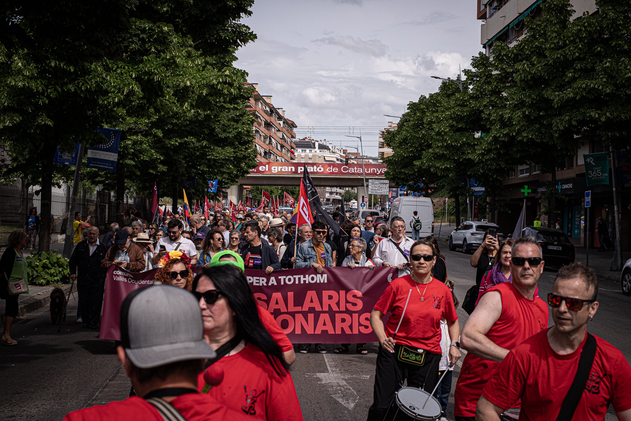 “Contra les guerres i el feixisme, més drets i més sindicalisme” ha estat el lema de la manifestació d’aquest 1r de Maig convocada pels sindicats CCOO i UGT. A Terrassa, desenes de persones han sortir des de la plaça de Lluís Companys armats amb banderes i càntics per reivindicar els drets socials i laborals dels treballadors, per denunciar l’especulació i els preus abusis en l’habitatge i per reclamar que es deixi de “criminalitzar les persones treballadores que emmalalteixen”. La convocatòria ha finalitzat a la plaça Vella on s’han fet els parlaments, posant l’èmfasi en les conseqüències negatives en la qualitat de vida de la ciutadania que estan tenint els “conflictes bèl·lics il·legals de Netanyahu, Trump i Putin”.