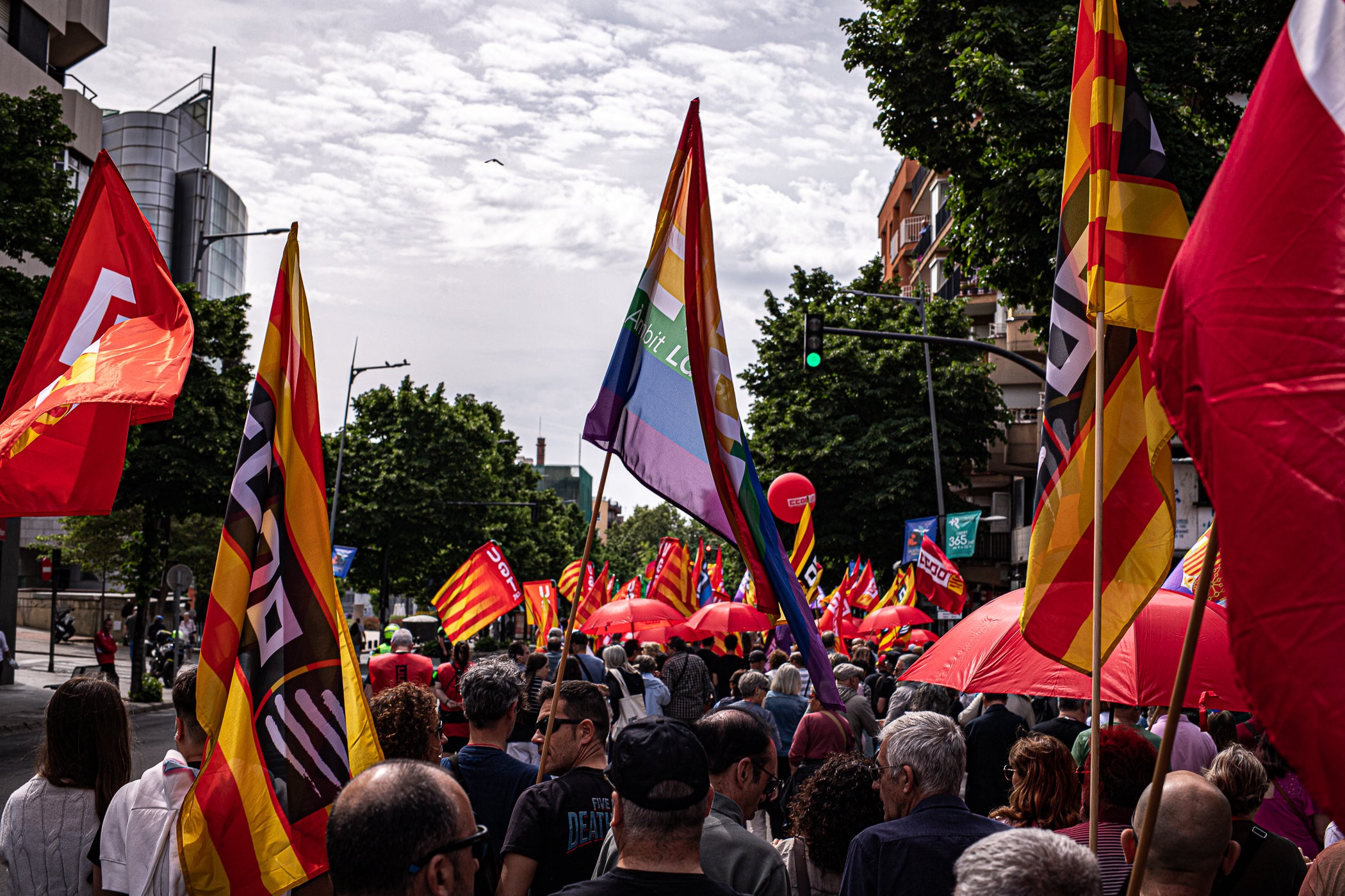 “Contra les guerres i el feixisme, més drets i més sindicalisme” ha estat el lema de la manifestació d’aquest 1r de Maig convocada pels sindicats CCOO i UGT. A Terrassa, desenes de persones han sortir des de la plaça de Lluís Companys armats amb banderes i càntics per reivindicar els drets socials i laborals dels treballadors, per denunciar l’especulació i els preus abusis en l’habitatge i per reclamar que es deixi de “criminalitzar les persones treballadores que emmalalteixen”. La convocatòria ha finalitzat a la plaça Vella on s’han fet els parlaments, posant l’èmfasi en les conseqüències negatives en la qualitat de vida de la ciutadania que estan tenint els “conflictes bèl·lics il·legals de Netanyahu, Trump i Putin”.