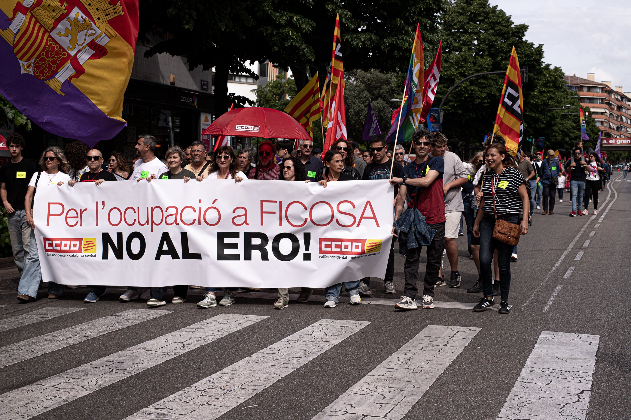 “Contra les guerres i el feixisme, més drets i més sindicalisme” ha estat el lema de la manifestació d’aquest 1r de Maig convocada pels sindicats CCOO i UGT. A Terrassa, desenes de persones han sortir des de la plaça de Lluís Companys armats amb banderes i càntics per reivindicar els drets socials i laborals dels treballadors, per denunciar l’especulació i els preus abusis en l’habitatge i per reclamar que es deixi de “criminalitzar les persones treballadores que emmalalteixen”. La convocatòria ha finalitzat a la plaça Vella on s’han fet els parlaments, posant l’èmfasi en les conseqüències negatives en la qualitat de vida de la ciutadania que estan tenint els “conflictes bèl·lics il·legals de Netanyahu, Trump i Putin”.
