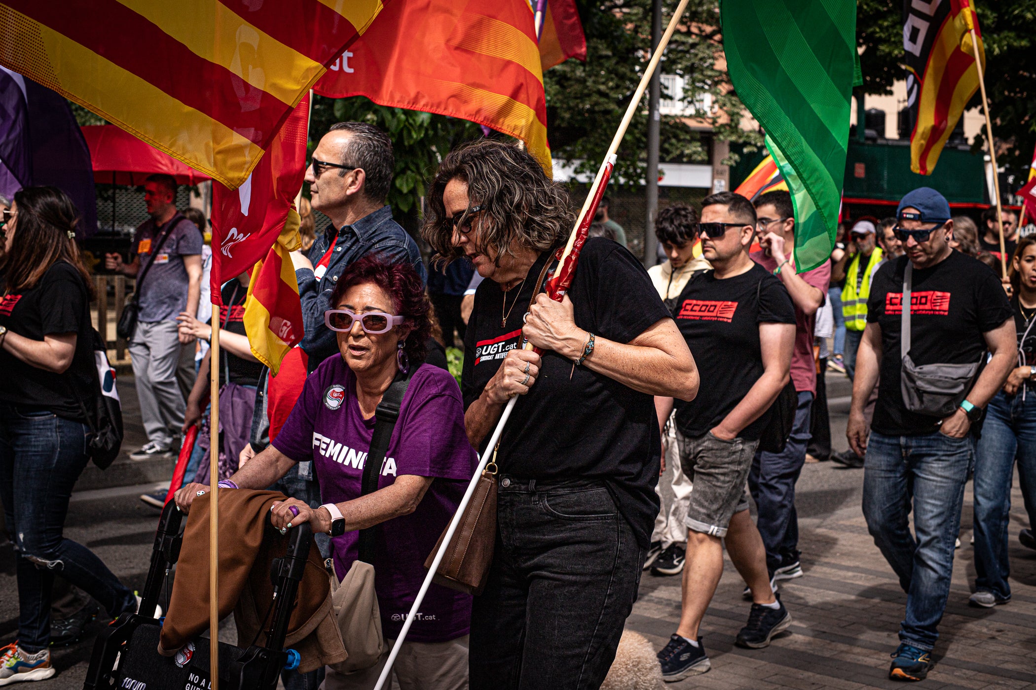 “Contra les guerres i el feixisme, més drets i més sindicalisme” ha estat el lema de la manifestació d’aquest 1r de Maig convocada pels sindicats CCOO i UGT. A Terrassa, desenes de persones han sortir des de la plaça de Lluís Companys armats amb banderes i càntics per reivindicar els drets socials i laborals dels treballadors, per denunciar l’especulació i els preus abusis en l’habitatge i per reclamar que es deixi de “criminalitzar les persones treballadores que emmalalteixen”. La convocatòria ha finalitzat a la plaça Vella on s’han fet els parlaments, posant l’èmfasi en les conseqüències negatives en la qualitat de vida de la ciutadania que estan tenint els “conflictes bèl·lics il·legals de Netanyahu, Trump i Putin”.