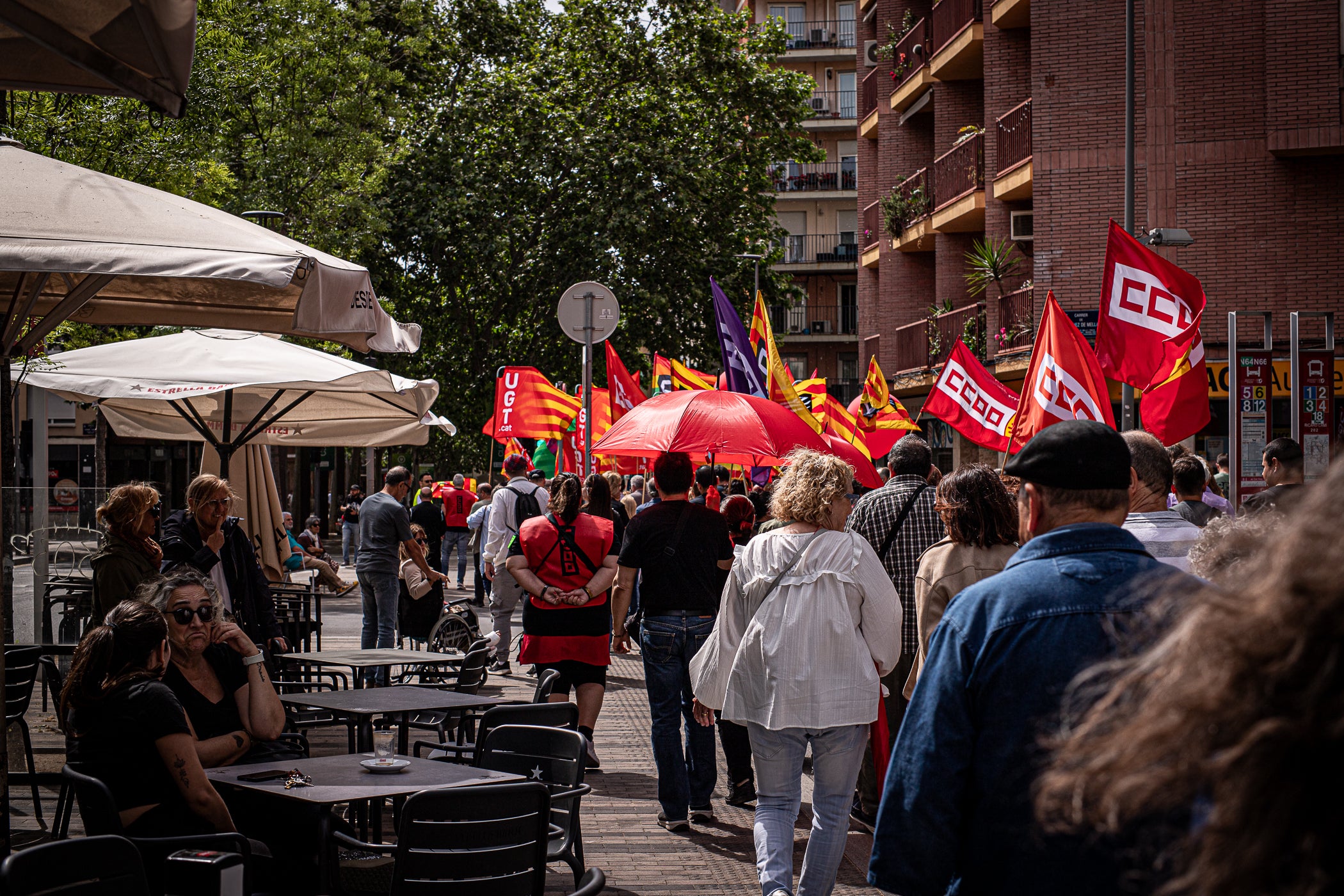 “Contra les guerres i el feixisme, més drets i més sindicalisme” ha estat el lema de la manifestació d’aquest 1r de Maig convocada pels sindicats CCOO i UGT. A Terrassa, desenes de persones han sortir des de la plaça de Lluís Companys armats amb banderes i càntics per reivindicar els drets socials i laborals dels treballadors, per denunciar l’especulació i els preus abusis en l’habitatge i per reclamar que es deixi de “criminalitzar les persones treballadores que emmalalteixen”. La convocatòria ha finalitzat a la plaça Vella on s’han fet els parlaments, posant l’èmfasi en les conseqüències negatives en la qualitat de vida de la ciutadania que estan tenint els “conflictes bèl·lics il·legals de Netanyahu, Trump i Putin”.