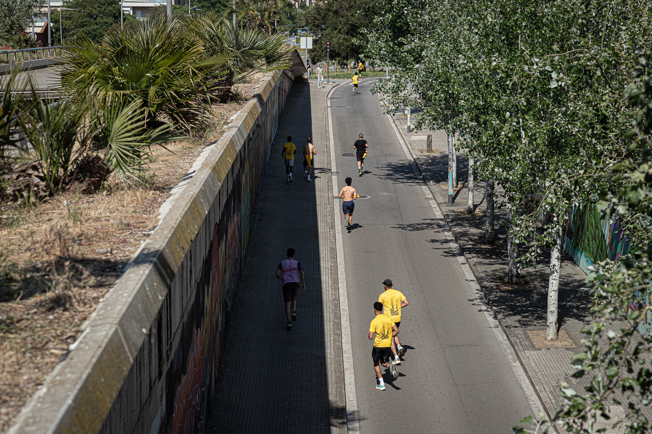 Uns 550 corredors han participat aquest dissabte, dia 23 de maig, en la primera Cursa Antiracista de Terrassa. Èxit absolut de la primera edició d’un esdeveniment esportiu no competitiu que busca visibilitzar la diversitat ciutadana i fomentar la convivència i cohesió social. Els organitzadors han repartit 504 dorsals d’adults i una quarantena d’infants, però també hi ha hagut molta gent que s’hi ha apuntat a última hora sense haver-se inscrit. L’inici i sortida ha estat des de la plaça de Catalunya, on al finalitzar s’ha llegit el manifest i s’ha pogut gaudir d’un vermut i dinar popular.
