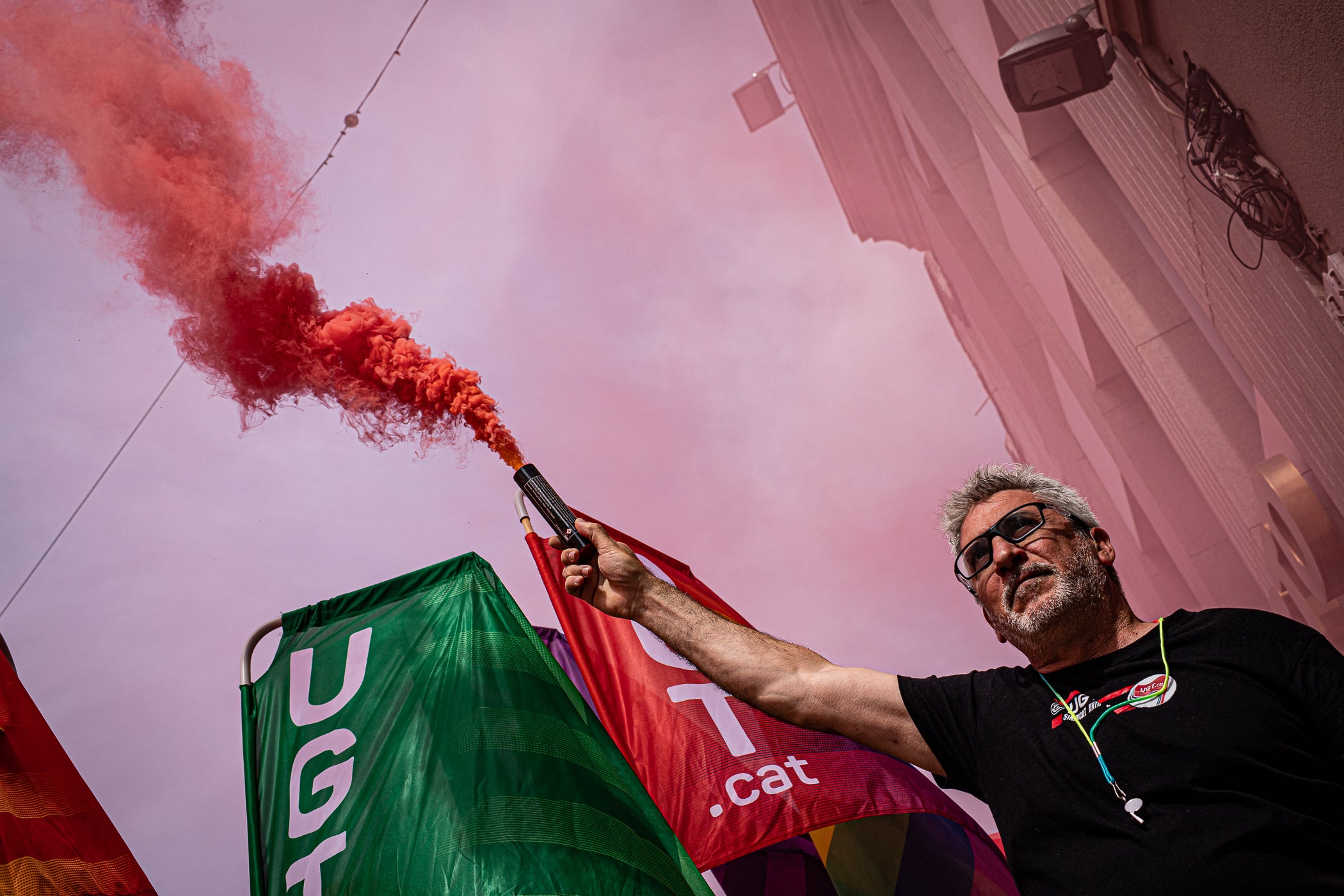 “Contra les guerres i el feixisme, més drets i més sindicalisme” ha estat el lema de la manifestació d’aquest 1r de Maig convocada pels sindicats CCOO i UGT. A Terrassa, desenes de persones han sortir des de la plaça de Lluís Companys armats amb banderes i càntics per reivindicar els drets socials i laborals dels treballadors, per denunciar l’especulació i els preus abusis en l’habitatge i per reclamar que es deixi de “criminalitzar les persones treballadores que emmalalteixen”. La convocatòria ha finalitzat a la plaça Vella on s’han fet els parlaments, posant l’èmfasi en les conseqüències negatives en la qualitat de vida de la ciutadania que estan tenint els “conflictes bèl·lics il·legals de Netanyahu, Trump i Putin”.