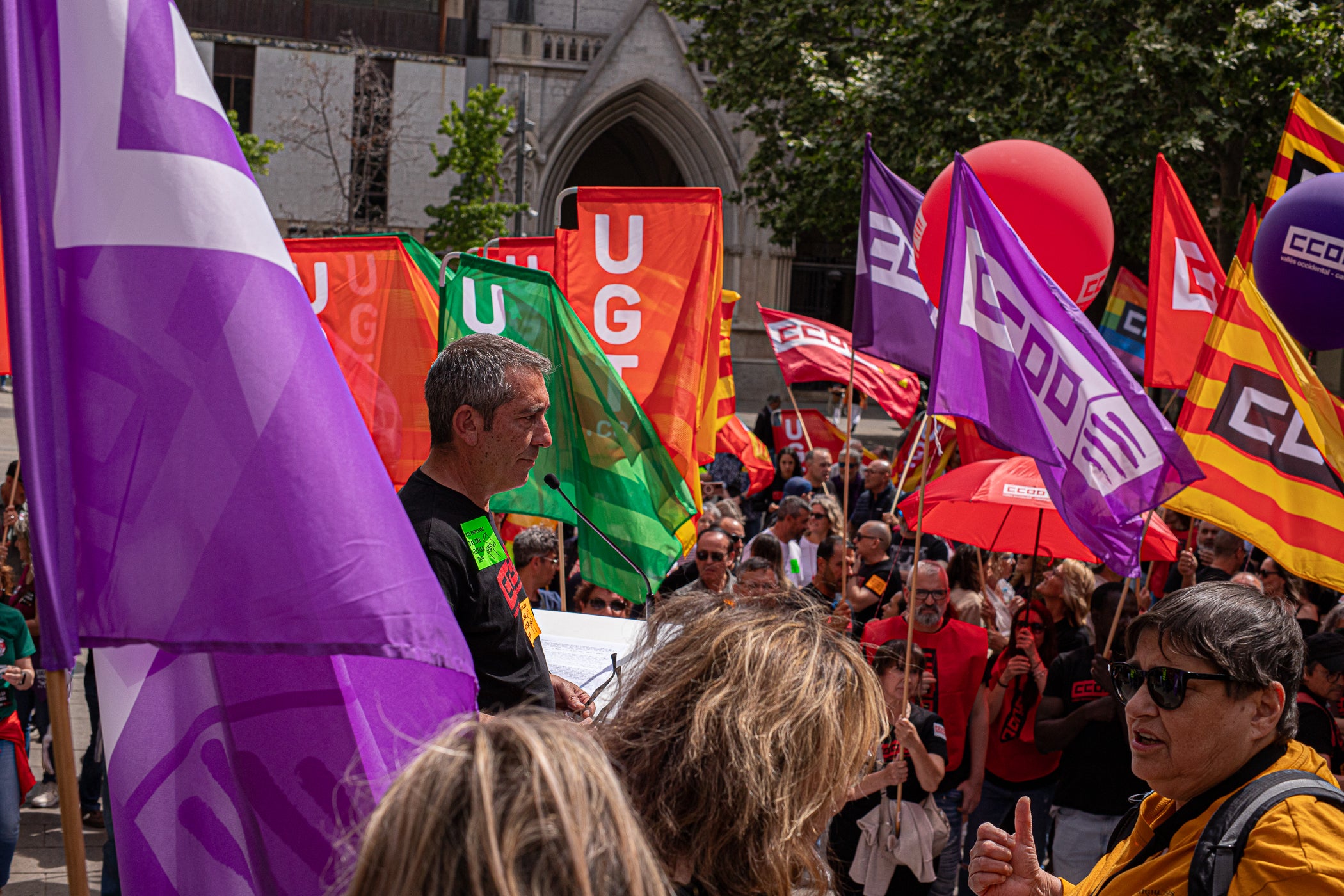 “Contra les guerres i el feixisme, més drets i més sindicalisme” ha estat el lema de la manifestació d’aquest 1r de Maig convocada pels sindicats CCOO i UGT. A Terrassa, desenes de persones han sortir des de la plaça de Lluís Companys armats amb banderes i càntics per reivindicar els drets socials i laborals dels treballadors, per denunciar l’especulació i els preus abusis en l’habitatge i per reclamar que es deixi de “criminalitzar les persones treballadores que emmalalteixen”. La convocatòria ha finalitzat a la plaça Vella on s’han fet els parlaments, posant l’èmfasi en les conseqüències negatives en la qualitat de vida de la ciutadania que estan tenint els “conflictes bèl·lics il·legals de Netanyahu, Trump i Putin”.