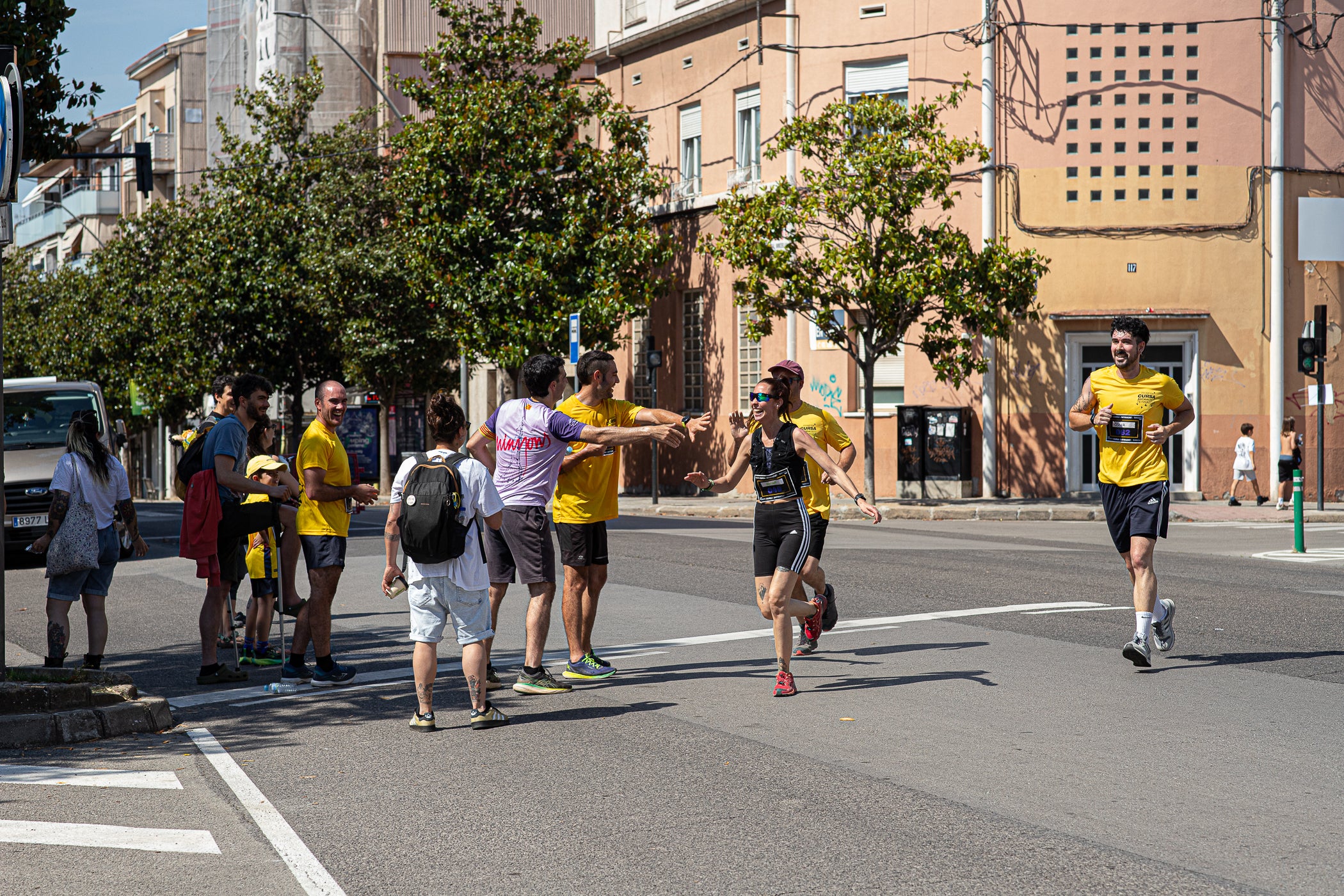 Uns 550 corredors han participat aquest dissabte, dia 23 de maig, en la primera Cursa Antiracista de Terrassa. Èxit absolut de la primera edició d’un esdeveniment esportiu no competitiu que busca visibilitzar la diversitat ciutadana i fomentar la convivència i cohesió social. Els organitzadors han repartit 504 dorsals d’adults i una quarantena d’infants, però també hi ha hagut molta gent que s’hi ha apuntat a última hora sense haver-se inscrit. L’inici i sortida ha estat des de la plaça de Catalunya, on al finalitzar s’ha llegit el manifest i s’ha pogut gaudir d’un vermut i dinar popular.