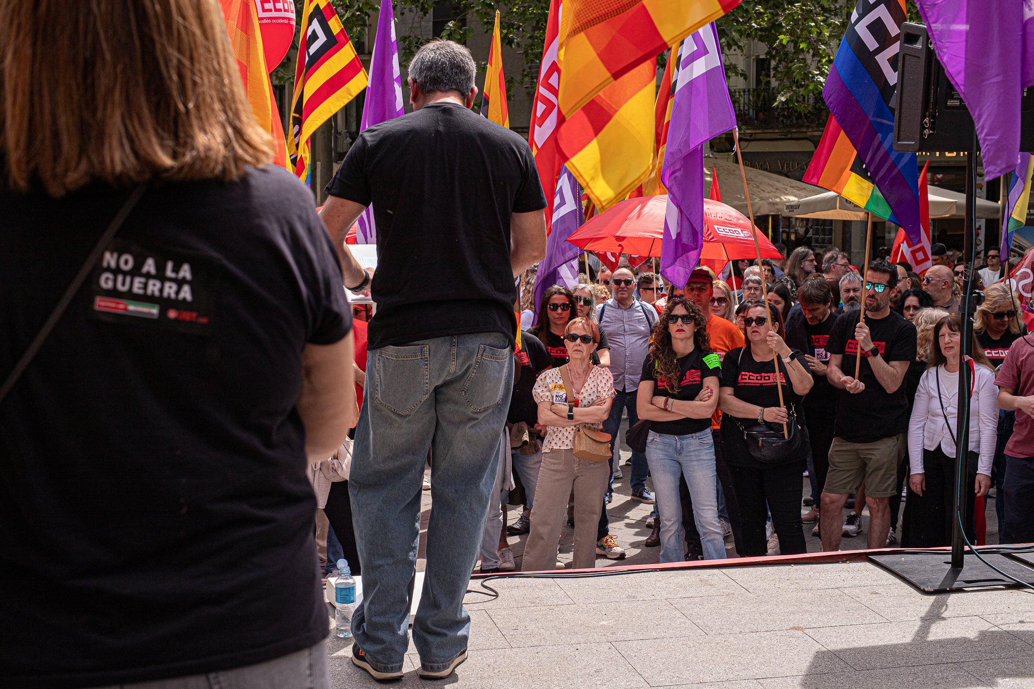 “Contra les guerres i el feixisme, més drets i més sindicalisme” ha estat el lema de la manifestació d’aquest 1r de Maig convocada pels sindicats CCOO i UGT. A Terrassa, desenes de persones han sortir des de la plaça de Lluís Companys armats amb banderes i càntics per reivindicar els drets socials i laborals dels treballadors, per denunciar l’especulació i els preus abusis en l’habitatge i per reclamar que es deixi de “criminalitzar les persones treballadores que emmalalteixen”. La convocatòria ha finalitzat a la plaça Vella on s’han fet els parlaments, posant l’èmfasi en les conseqüències negatives en la qualitat de vida de la ciutadania que estan tenint els “conflictes bèl·lics il·legals de Netanyahu, Trump i Putin”.