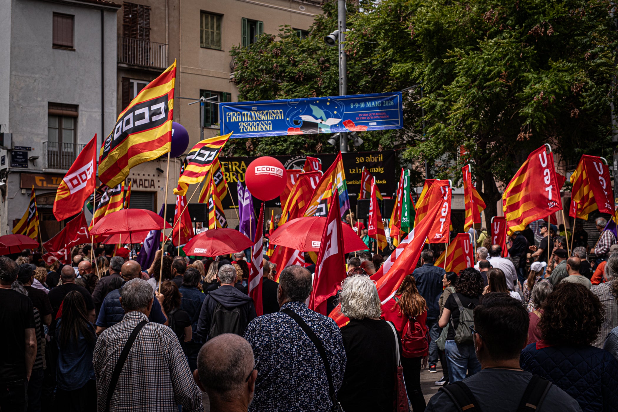 “Contra les guerres i el feixisme, més drets i més sindicalisme” ha estat el lema de la manifestació d’aquest 1r de Maig convocada pels sindicats CCOO i UGT. A Terrassa, desenes de persones han sortir des de la plaça de Lluís Companys armats amb banderes i càntics per reivindicar els drets socials i laborals dels treballadors, per denunciar l’especulació i els preus abusis en l’habitatge i per reclamar que es deixi de “criminalitzar les persones treballadores que emmalalteixen”. La convocatòria ha finalitzat a la plaça Vella on s’han fet els parlaments, posant l’èmfasi en les conseqüències negatives en la qualitat de vida de la ciutadania que estan tenint els “conflictes bèl·lics il·legals de Netanyahu, Trump i Putin”.