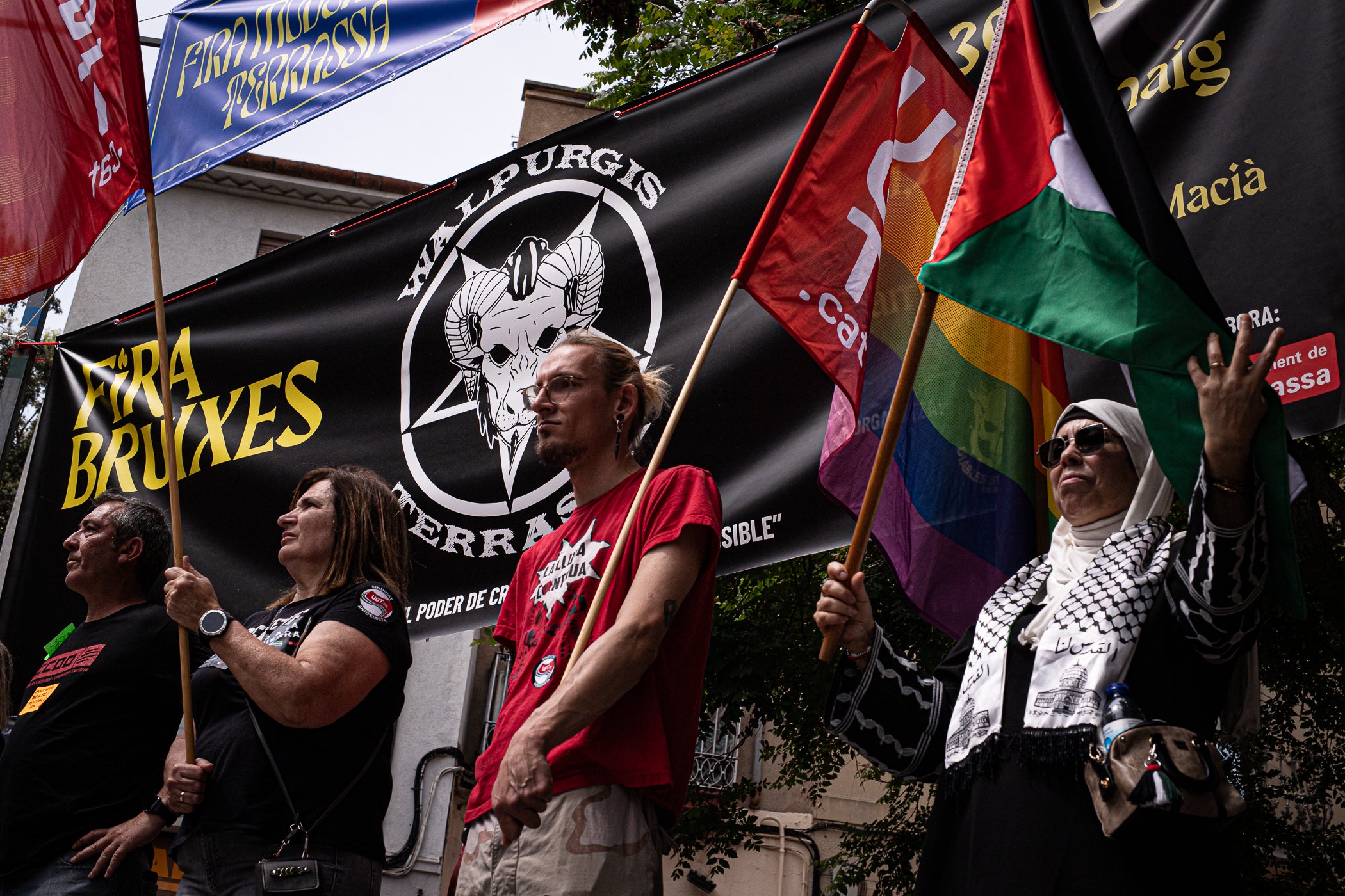 “Contra les guerres i el feixisme, més drets i més sindicalisme” ha estat el lema de la manifestació d’aquest 1r de Maig convocada pels sindicats CCOO i UGT. A Terrassa, desenes de persones han sortir des de la plaça de Lluís Companys armats amb banderes i càntics per reivindicar els drets socials i laborals dels treballadors, per denunciar l’especulació i els preus abusis en l’habitatge i per reclamar que es deixi de “criminalitzar les persones treballadores que emmalalteixen”. La convocatòria ha finalitzat a la plaça Vella on s’han fet els parlaments, posant l’èmfasi en les conseqüències negatives en la qualitat de vida de la ciutadania que estan tenint els “conflictes bèl·lics il·legals de Netanyahu, Trump i Putin”.