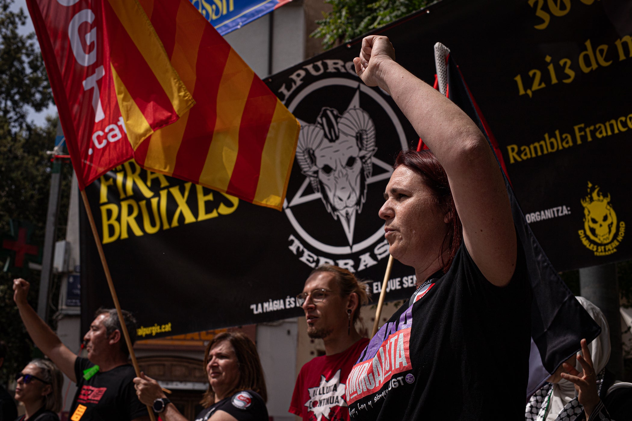 “Contra les guerres i el feixisme, més drets i més sindicalisme” ha estat el lema de la manifestació d’aquest 1r de Maig convocada pels sindicats CCOO i UGT. A Terrassa, desenes de persones han sortir des de la plaça de Lluís Companys armats amb banderes i càntics per reivindicar els drets socials i laborals dels treballadors, per denunciar l’especulació i els preus abusis en l’habitatge i per reclamar que es deixi de “criminalitzar les persones treballadores que emmalalteixen”. La convocatòria ha finalitzat a la plaça Vella on s’han fet els parlaments, posant l’èmfasi en les conseqüències negatives en la qualitat de vida de la ciutadania que estan tenint els “conflictes bèl·lics il·legals de Netanyahu, Trump i Putin”.