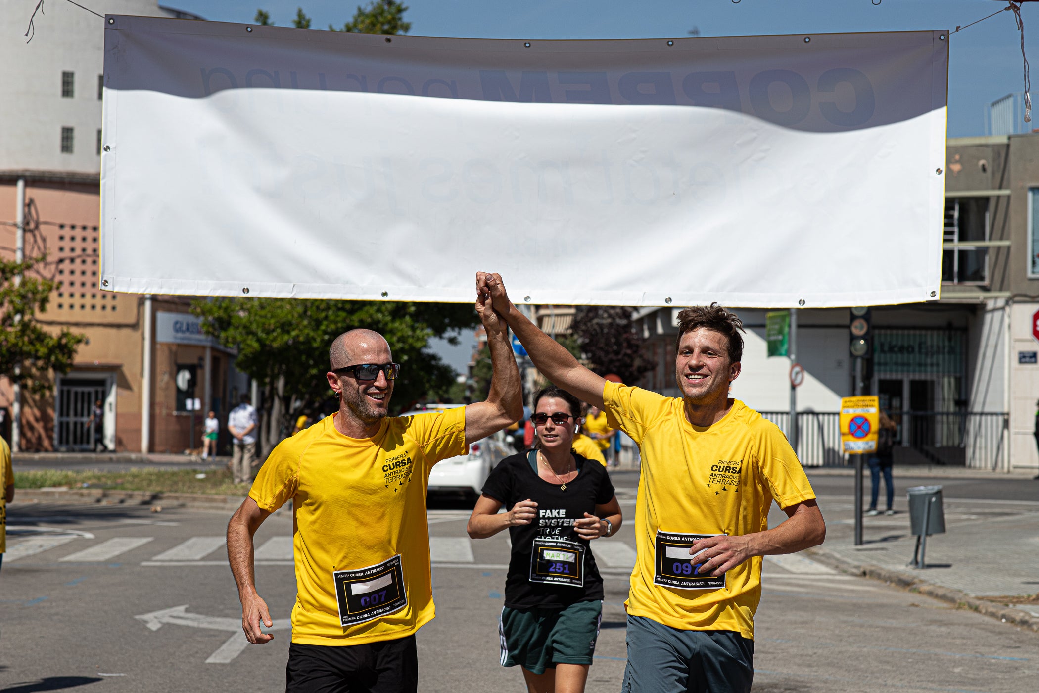 Uns 550 corredors han participat aquest dissabte, dia 23 de maig, en la primera Cursa Antiracista de Terrassa. Èxit absolut de la primera edició d’un esdeveniment esportiu no competitiu que busca visibilitzar la diversitat ciutadana i fomentar la convivència i cohesió social. Els organitzadors han repartit 504 dorsals d’adults i una quarantena d’infants, però també hi ha hagut molta gent que s’hi ha apuntat a última hora sense haver-se inscrit. L’inici i sortida ha estat des de la plaça de Catalunya, on al finalitzar s’ha llegit el manifest i s’ha pogut gaudir d’un vermut i dinar popular.