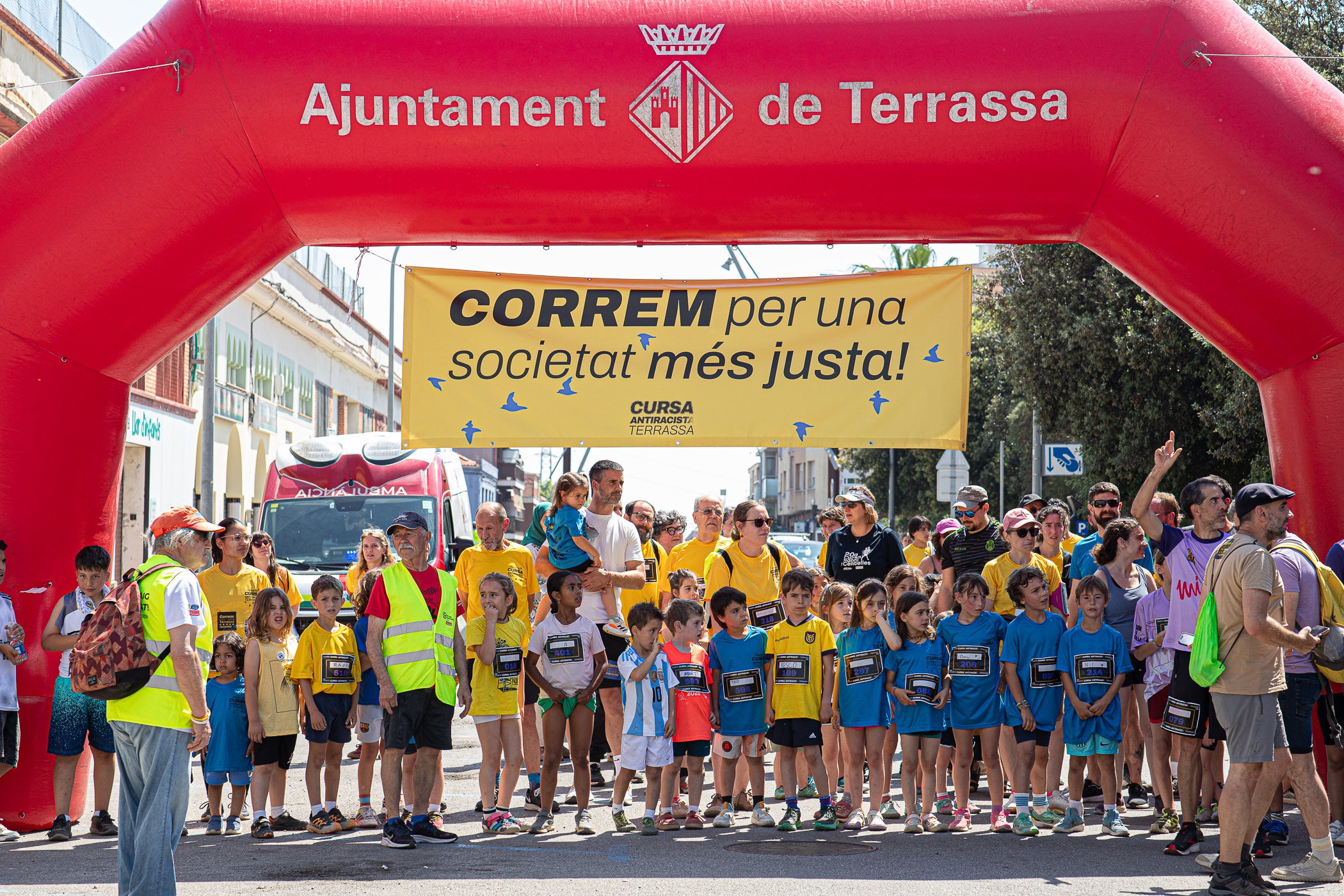 Uns 550 corredors han participat aquest dissabte, dia 23 de maig, en la primera Cursa Antiracista de Terrassa. Èxit absolut de la primera edició d’un esdeveniment esportiu no competitiu que busca visibilitzar la diversitat ciutadana i fomentar la convivència i cohesió social. Els organitzadors han repartit 504 dorsals d’adults i una quarantena d’infants, però també hi ha hagut molta gent que s’hi ha apuntat a última hora sense haver-se inscrit. L’inici i sortida ha estat des de la plaça de Catalunya, on al finalitzar s’ha llegit el manifest i s’ha pogut gaudir d’un vermut i dinar popular.
