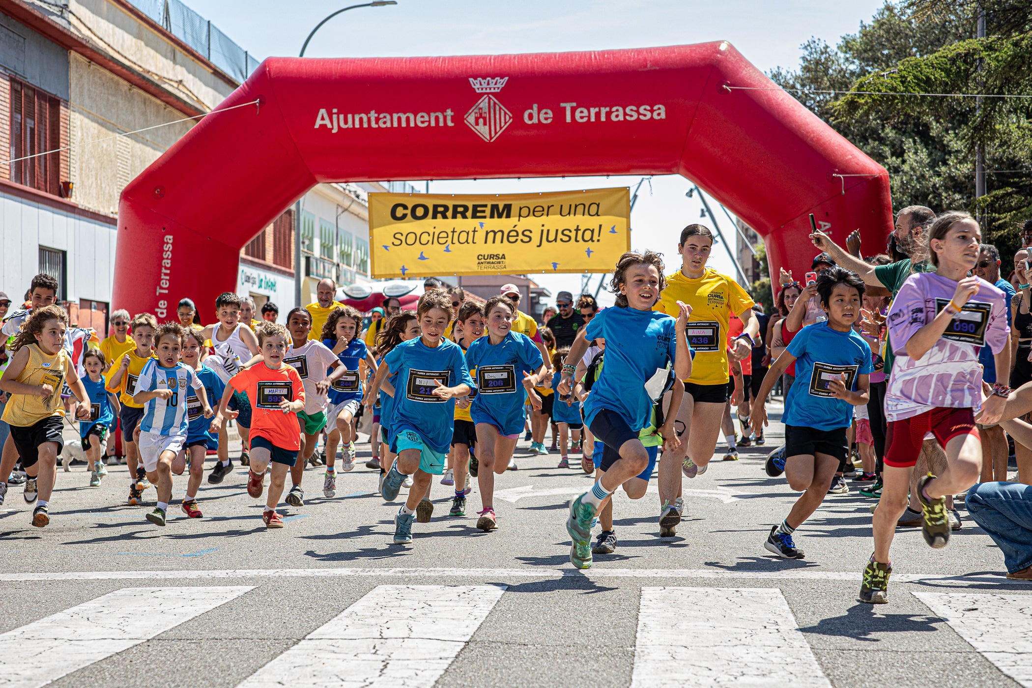 Uns 550 corredors han participat aquest dissabte, dia 23 de maig, en la primera Cursa Antiracista de Terrassa. Èxit absolut de la primera edició d’un esdeveniment esportiu no competitiu que busca visibilitzar la diversitat ciutadana i fomentar la convivència i cohesió social. Els organitzadors han repartit 504 dorsals d’adults i una quarantena d’infants, però també hi ha hagut molta gent que s’hi ha apuntat a última hora sense haver-se inscrit. L’inici i sortida ha estat des de la plaça de Catalunya, on al finalitzar s’ha llegit el manifest i s’ha pogut gaudir d’un vermut i dinar popular.