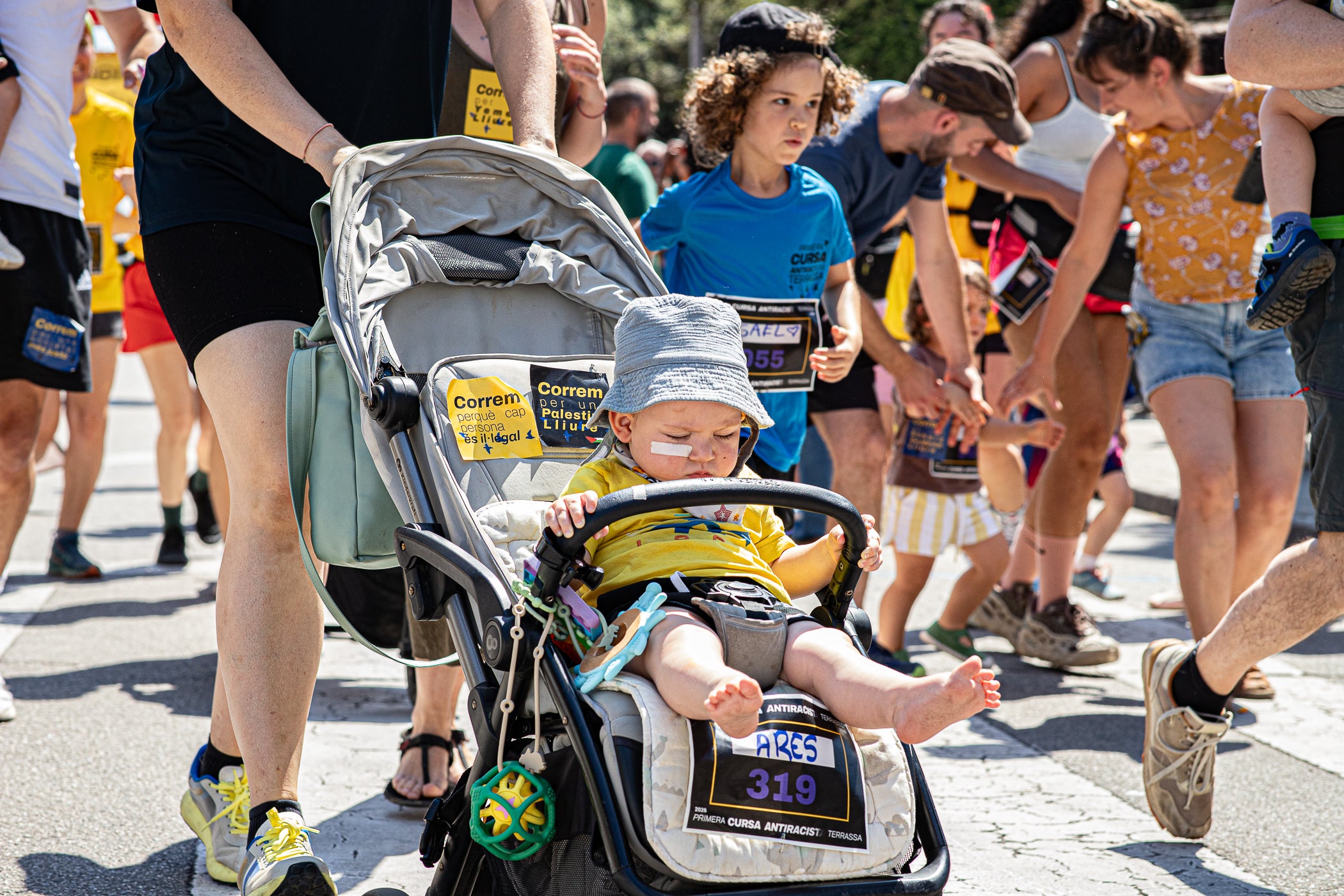 Uns 550 corredors han participat aquest dissabte, dia 23 de maig, en la primera Cursa Antiracista de Terrassa. Èxit absolut de la primera edició d’un esdeveniment esportiu no competitiu que busca visibilitzar la diversitat ciutadana i fomentar la convivència i cohesió social. Els organitzadors han repartit 504 dorsals d’adults i una quarantena d’infants, però també hi ha hagut molta gent que s’hi ha apuntat a última hora sense haver-se inscrit. L’inici i sortida ha estat des de la plaça de Catalunya, on al finalitzar s’ha llegit el manifest i s’ha pogut gaudir d’un vermut i dinar popular.