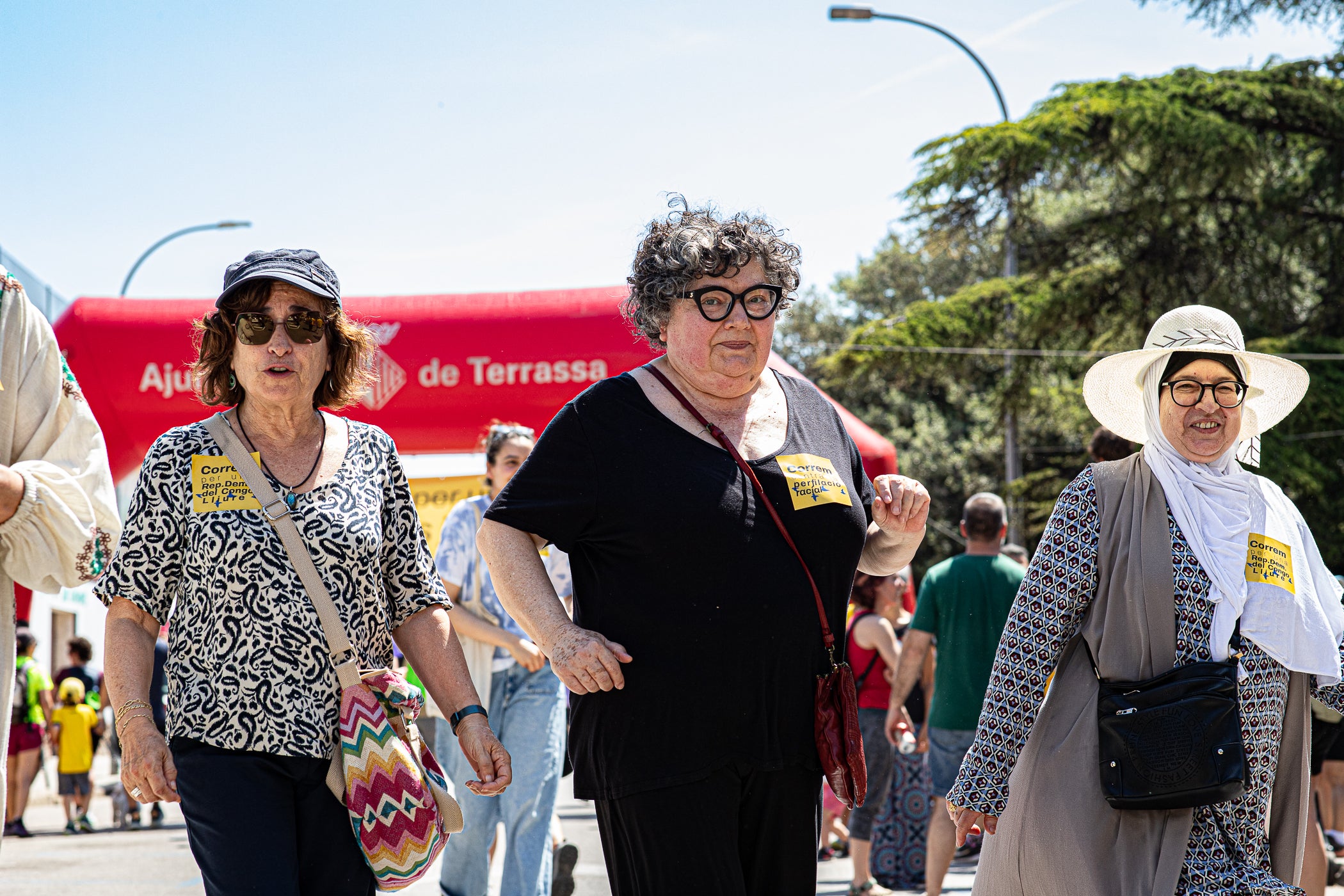 Uns 550 corredors han participat aquest dissabte, dia 23 de maig, en la primera Cursa Antiracista de Terrassa. Èxit absolut de la primera edició d’un esdeveniment esportiu no competitiu que busca visibilitzar la diversitat ciutadana i fomentar la convivència i cohesió social. Els organitzadors han repartit 504 dorsals d’adults i una quarantena d’infants, però també hi ha hagut molta gent que s’hi ha apuntat a última hora sense haver-se inscrit. L’inici i sortida ha estat des de la plaça de Catalunya, on al finalitzar s’ha llegit el manifest i s’ha pogut gaudir d’un vermut i dinar popular.