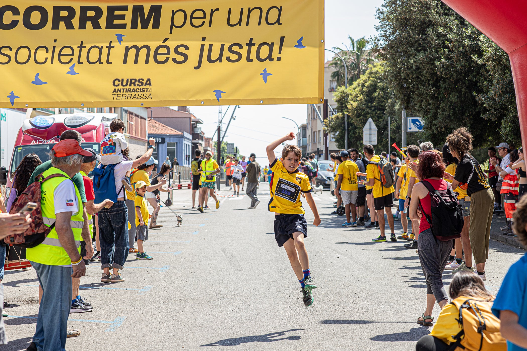 Uns 550 corredors han participat aquest dissabte, dia 23 de maig, en la primera Cursa Antiracista de Terrassa. Èxit absolut de la primera edició d’un esdeveniment esportiu no competitiu que busca visibilitzar la diversitat ciutadana i fomentar la convivència i cohesió social. Els organitzadors han repartit 504 dorsals d’adults i una quarantena d’infants, però també hi ha hagut molta gent que s’hi ha apuntat a última hora sense haver-se inscrit. L’inici i sortida ha estat des de la plaça de Catalunya, on al finalitzar s’ha llegit el manifest i s’ha pogut gaudir d’un vermut i dinar popular.