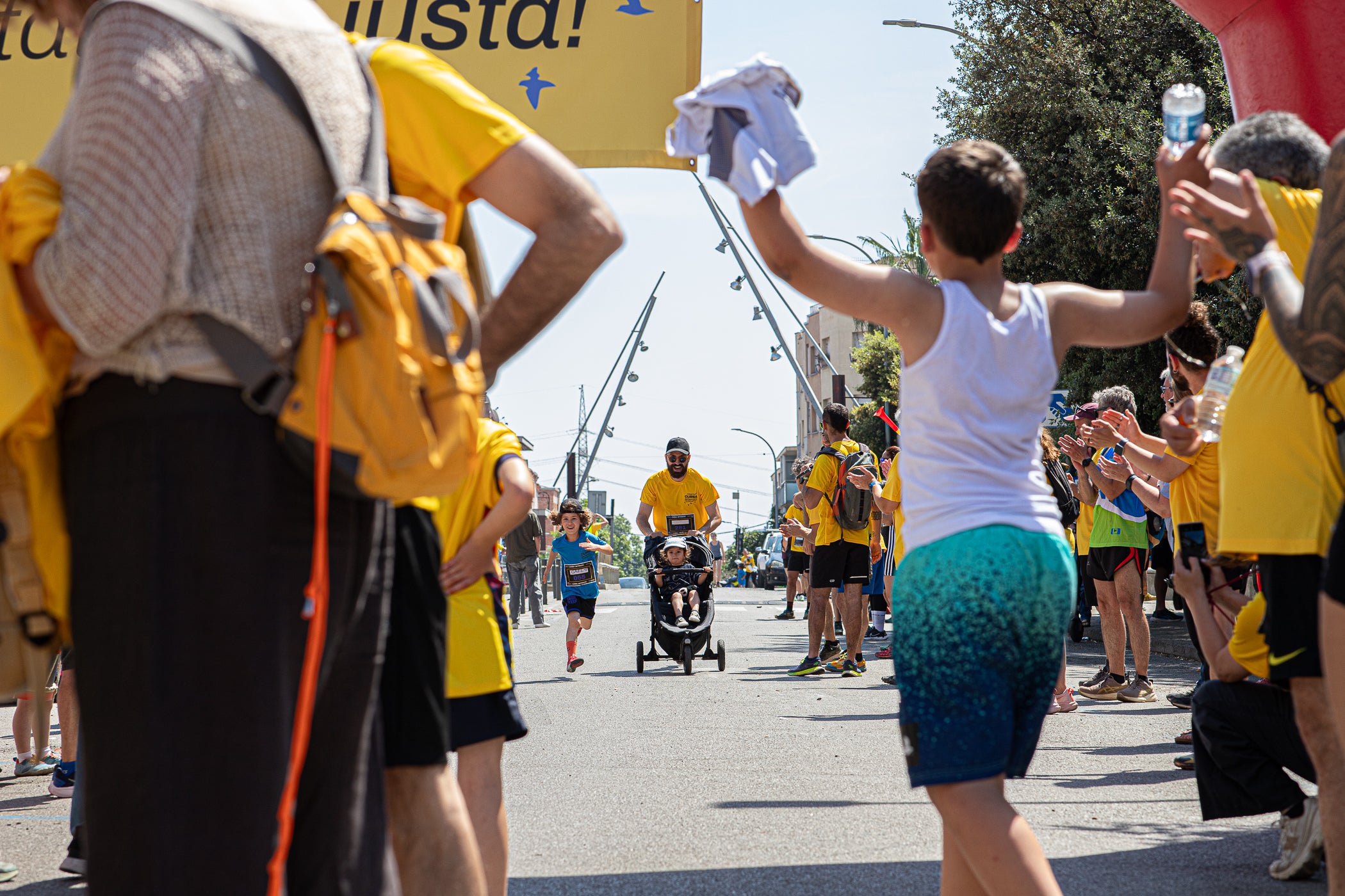 Uns 550 corredors han participat aquest dissabte, dia 23 de maig, en la primera Cursa Antiracista de Terrassa. Èxit absolut de la primera edició d’un esdeveniment esportiu no competitiu que busca visibilitzar la diversitat ciutadana i fomentar la convivència i cohesió social. Els organitzadors han repartit 504 dorsals d’adults i una quarantena d’infants, però també hi ha hagut molta gent que s’hi ha apuntat a última hora sense haver-se inscrit. L’inici i sortida ha estat des de la plaça de Catalunya, on al finalitzar s’ha llegit el manifest i s’ha pogut gaudir d’un vermut i dinar popular.