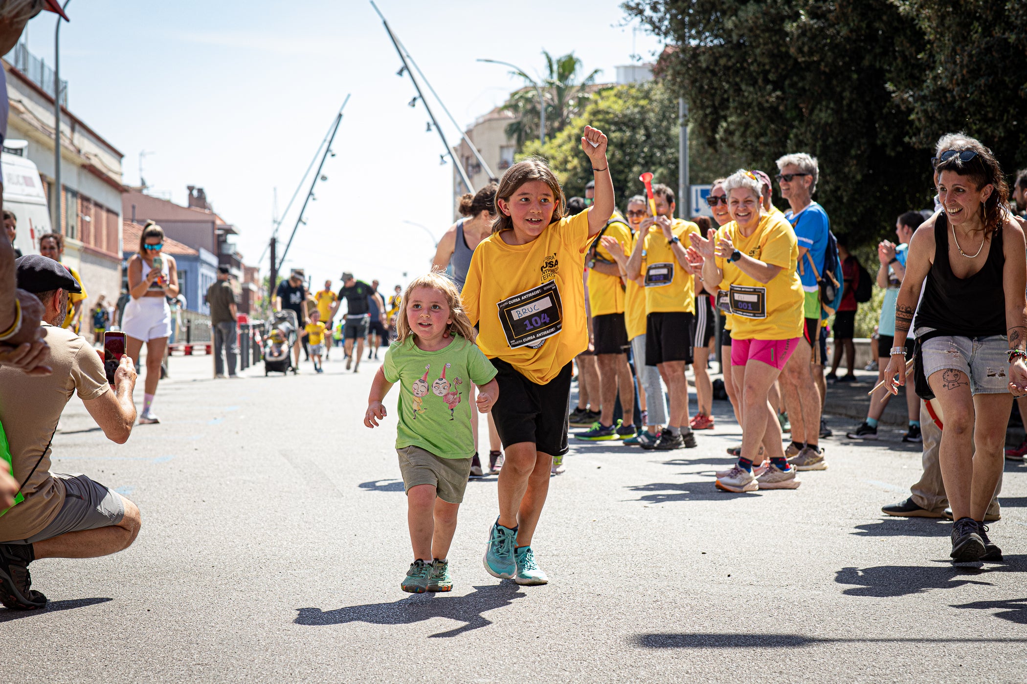 Uns 550 corredors han participat aquest dissabte, dia 23 de maig, en la primera Cursa Antiracista de Terrassa. Èxit absolut de la primera edició d’un esdeveniment esportiu no competitiu que busca visibilitzar la diversitat ciutadana i fomentar la convivència i cohesió social. Els organitzadors han repartit 504 dorsals d’adults i una quarantena d’infants, però també hi ha hagut molta gent que s’hi ha apuntat a última hora sense haver-se inscrit. L’inici i sortida ha estat des de la plaça de Catalunya, on al finalitzar s’ha llegit el manifest i s’ha pogut gaudir d’un vermut i dinar popular.