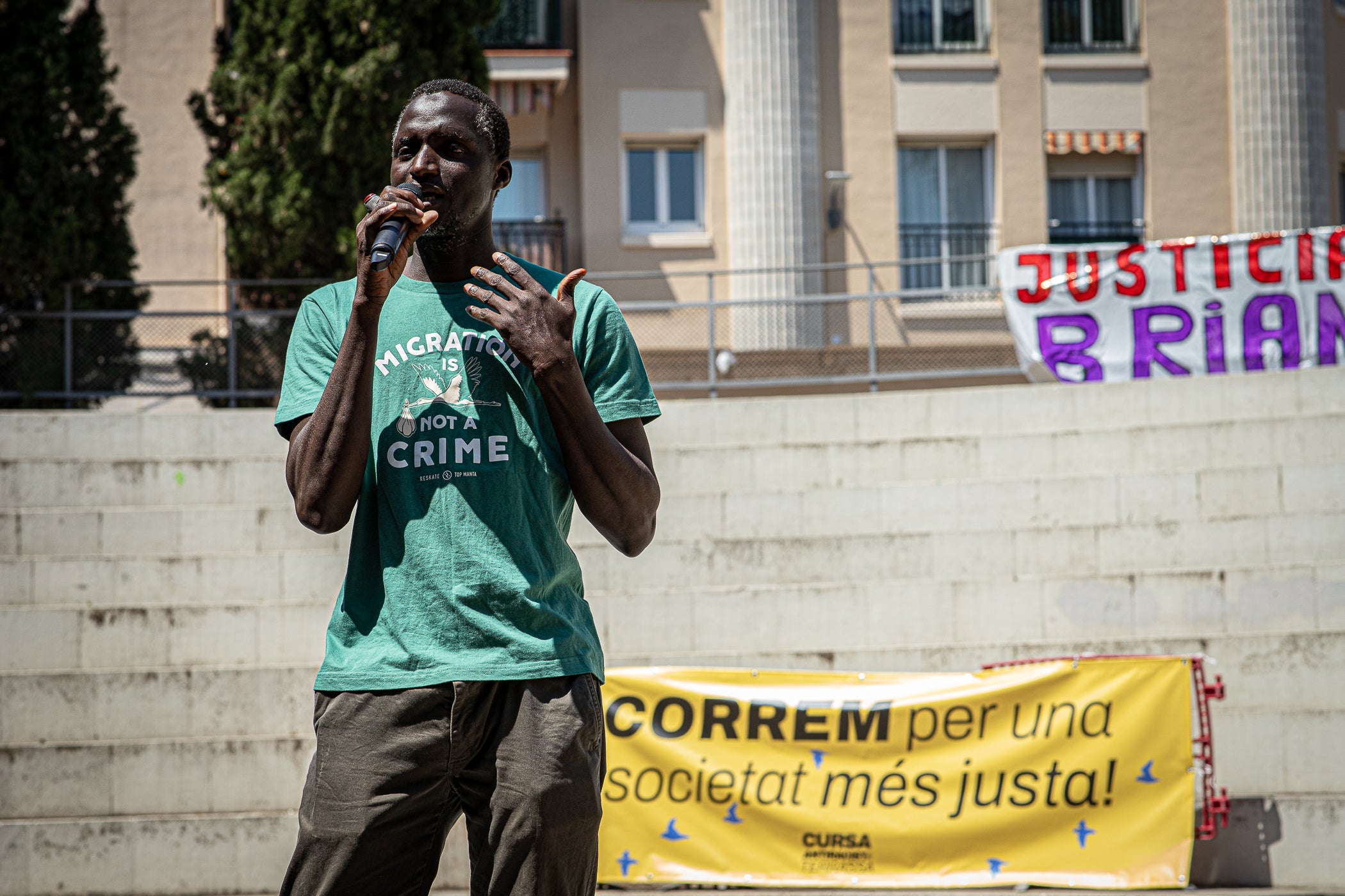 Uns 550 corredors han participat aquest dissabte, dia 23 de maig, en la primera Cursa Antiracista de Terrassa. Èxit absolut de la primera edició d’un esdeveniment esportiu no competitiu que busca visibilitzar la diversitat ciutadana i fomentar la convivència i cohesió social. Els organitzadors han repartit 504 dorsals d’adults i una quarantena d’infants, però també hi ha hagut molta gent que s’hi ha apuntat a última hora sense haver-se inscrit. L’inici i sortida ha estat des de la plaça de Catalunya, on al finalitzar s’ha llegit el manifest i s’ha pogut gaudir d’un vermut i dinar popular.