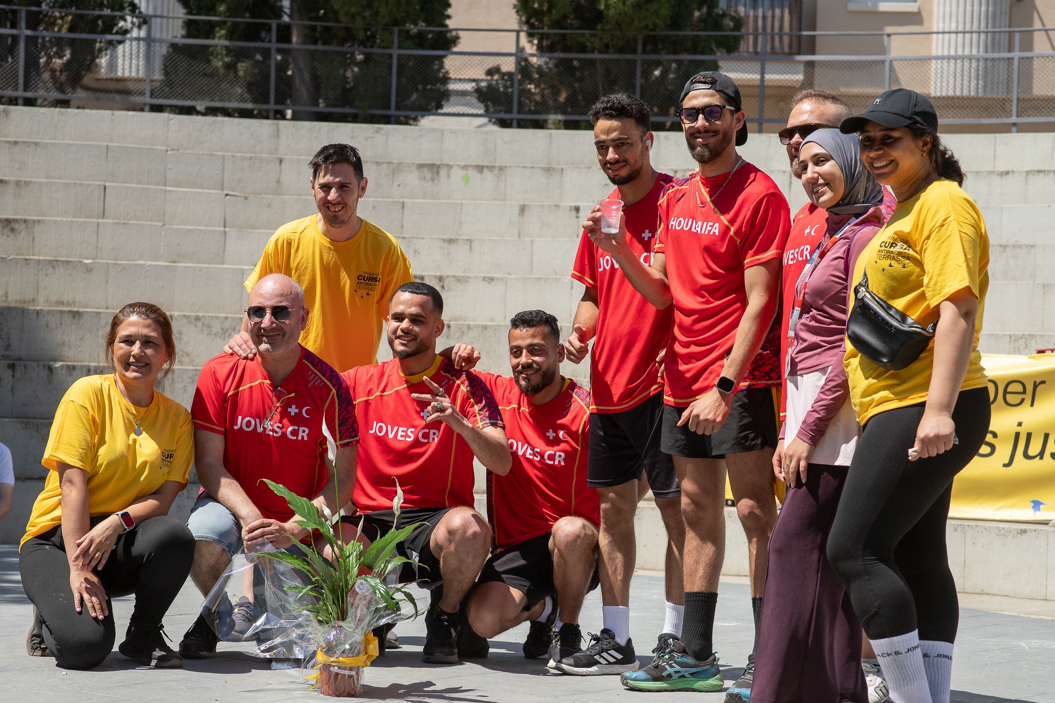 Uns 550 corredors han participat aquest dissabte, dia 23 de maig, en la primera Cursa Antiracista de Terrassa. Èxit absolut de la primera edició d’un esdeveniment esportiu no competitiu que busca visibilitzar la diversitat ciutadana i fomentar la convivència i cohesió social. Els organitzadors han repartit 504 dorsals d’adults i una quarantena d’infants, però també hi ha hagut molta gent que s’hi ha apuntat a última hora sense haver-se inscrit. L’inici i sortida ha estat des de la plaça de Catalunya, on al finalitzar s’ha llegit el manifest i s’ha pogut gaudir d’un vermut i dinar popular.
