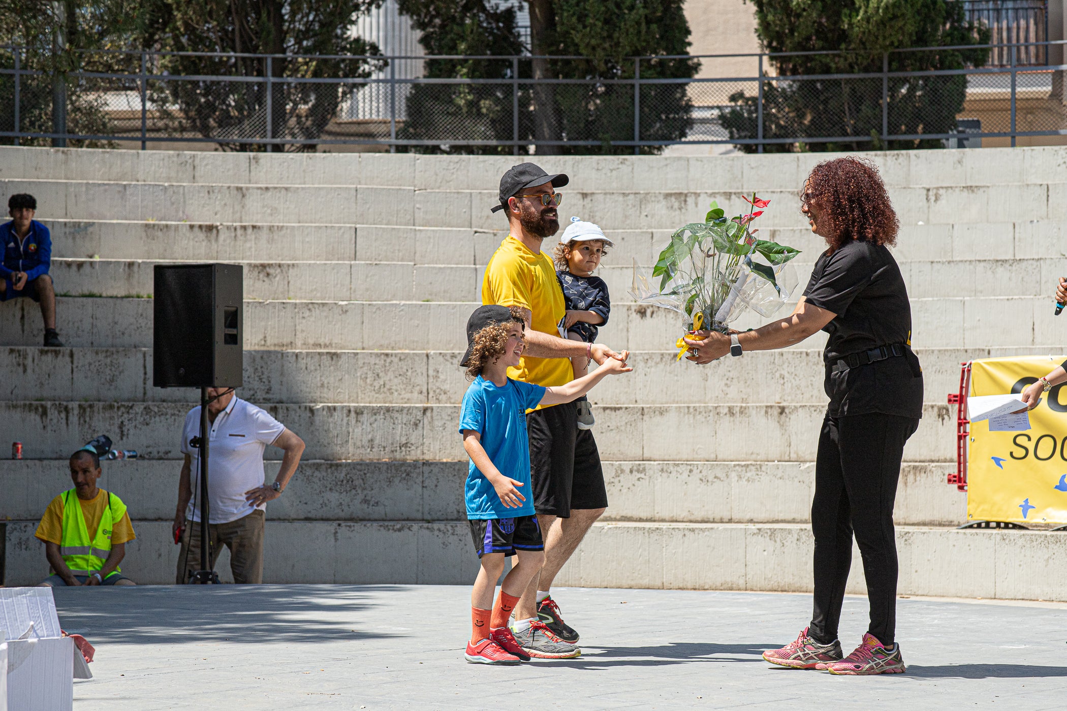 Uns 550 corredors han participat aquest dissabte, dia 23 de maig, en la primera Cursa Antiracista de Terrassa. Èxit absolut de la primera edició d’un esdeveniment esportiu no competitiu que busca visibilitzar la diversitat ciutadana i fomentar la convivència i cohesió social. Els organitzadors han repartit 504 dorsals d’adults i una quarantena d’infants, però també hi ha hagut molta gent que s’hi ha apuntat a última hora sense haver-se inscrit. L’inici i sortida ha estat des de la plaça de Catalunya, on al finalitzar s’ha llegit el manifest i s’ha pogut gaudir d’un vermut i dinar popular.