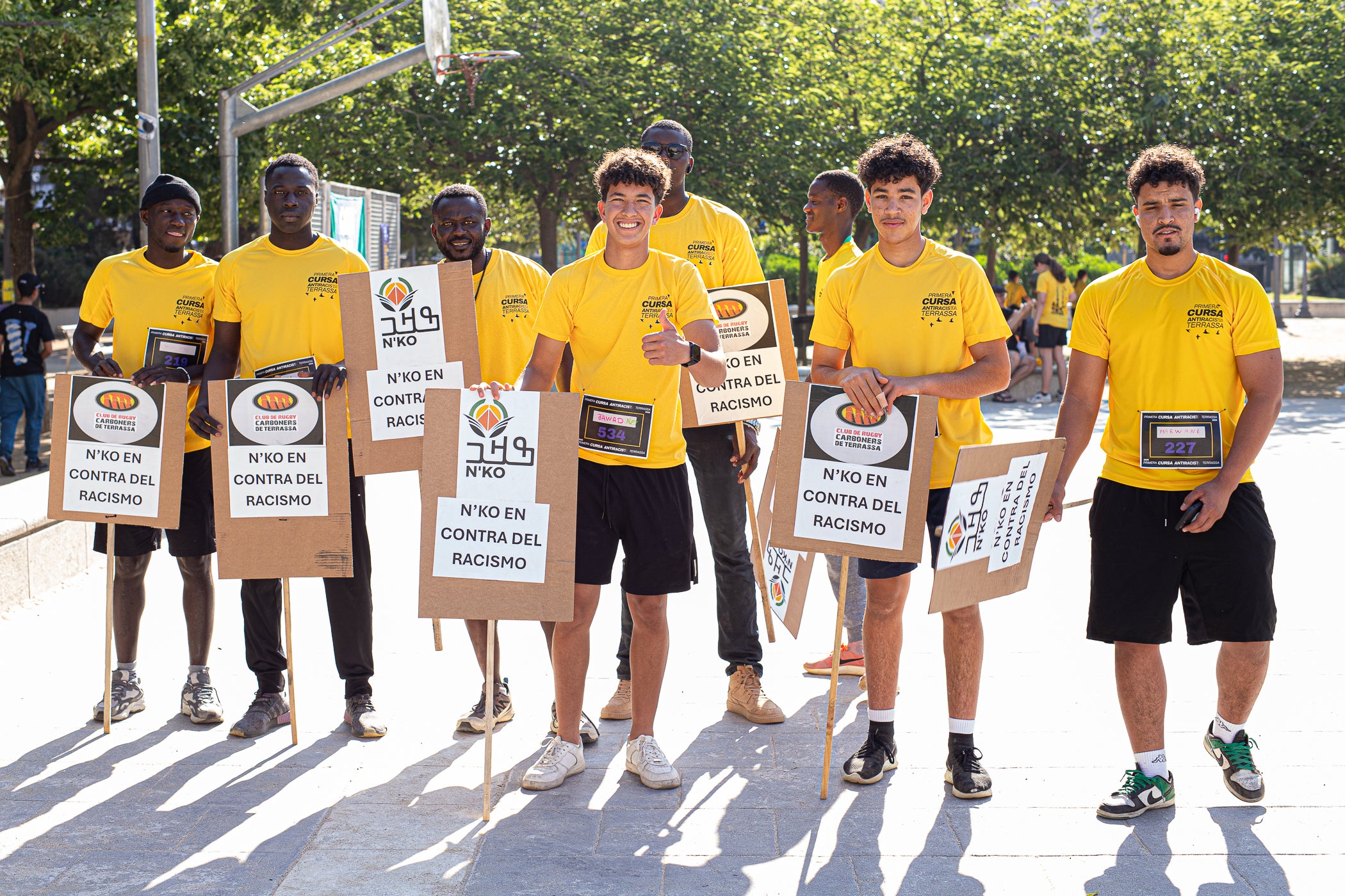Uns 550 corredors han participat aquest dissabte, dia 23 de maig, en la primera Cursa Antiracista de Terrassa. Èxit absolut de la primera edició d’un esdeveniment esportiu no competitiu que busca visibilitzar la diversitat ciutadana i fomentar la convivència i cohesió social. Els organitzadors han repartit 504 dorsals d’adults i una quarantena d’infants, però també hi ha hagut molta gent que s’hi ha apuntat a última hora sense haver-se inscrit. L’inici i sortida ha estat des de la plaça de Catalunya, on al finalitzar s’ha llegit el manifest i s’ha pogut gaudir d’un vermut i dinar popular.