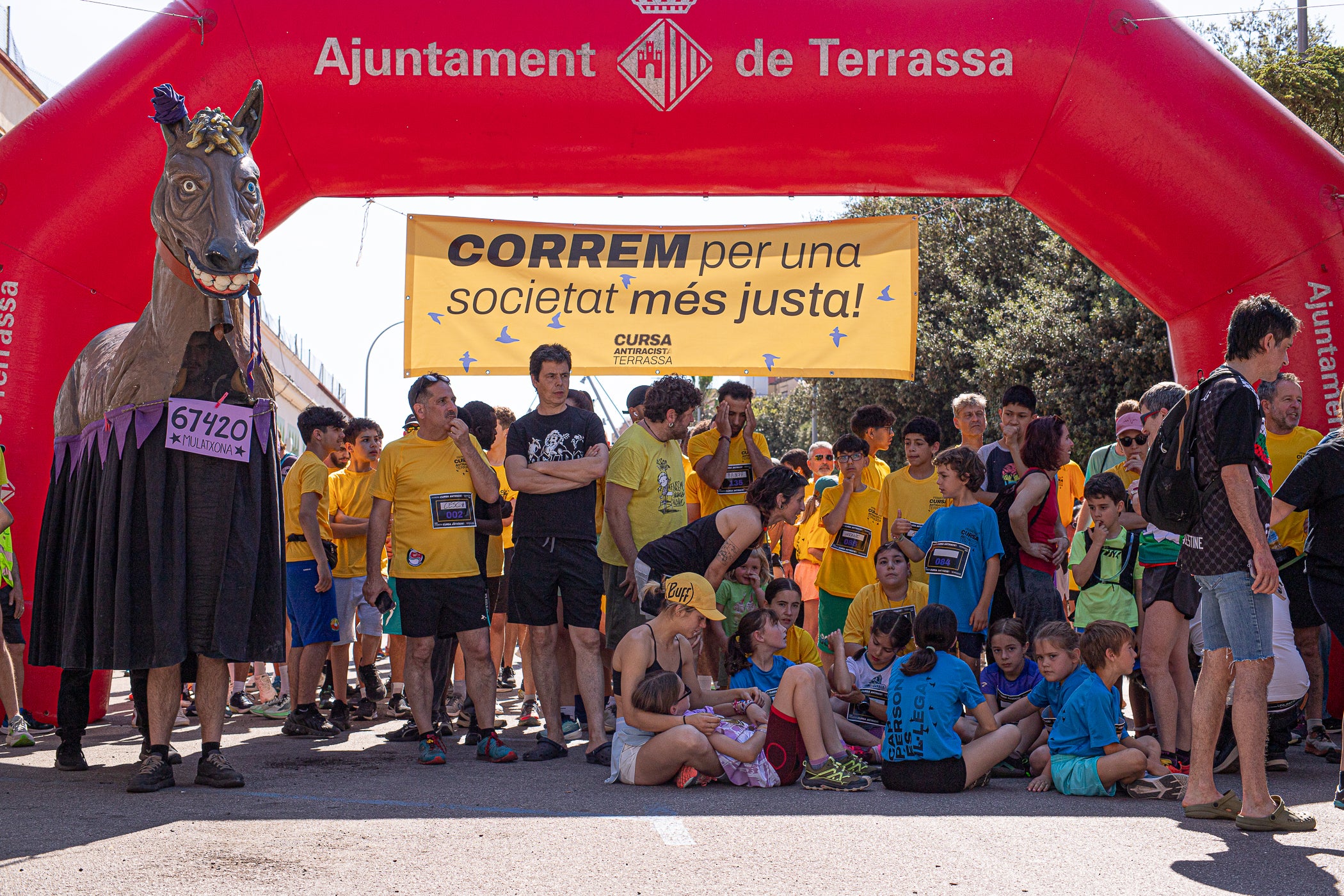 Uns 550 corredors han participat aquest dissabte, dia 23 de maig, en la primera Cursa Antiracista de Terrassa. Èxit absolut de la primera edició d’un esdeveniment esportiu no competitiu que busca visibilitzar la diversitat ciutadana i fomentar la convivència i cohesió social. Els organitzadors han repartit 504 dorsals d’adults i una quarantena d’infants, però també hi ha hagut molta gent que s’hi ha apuntat a última hora sense haver-se inscrit. L’inici i sortida ha estat des de la plaça de Catalunya, on al finalitzar s’ha llegit el manifest i s’ha pogut gaudir d’un vermut i dinar popular.