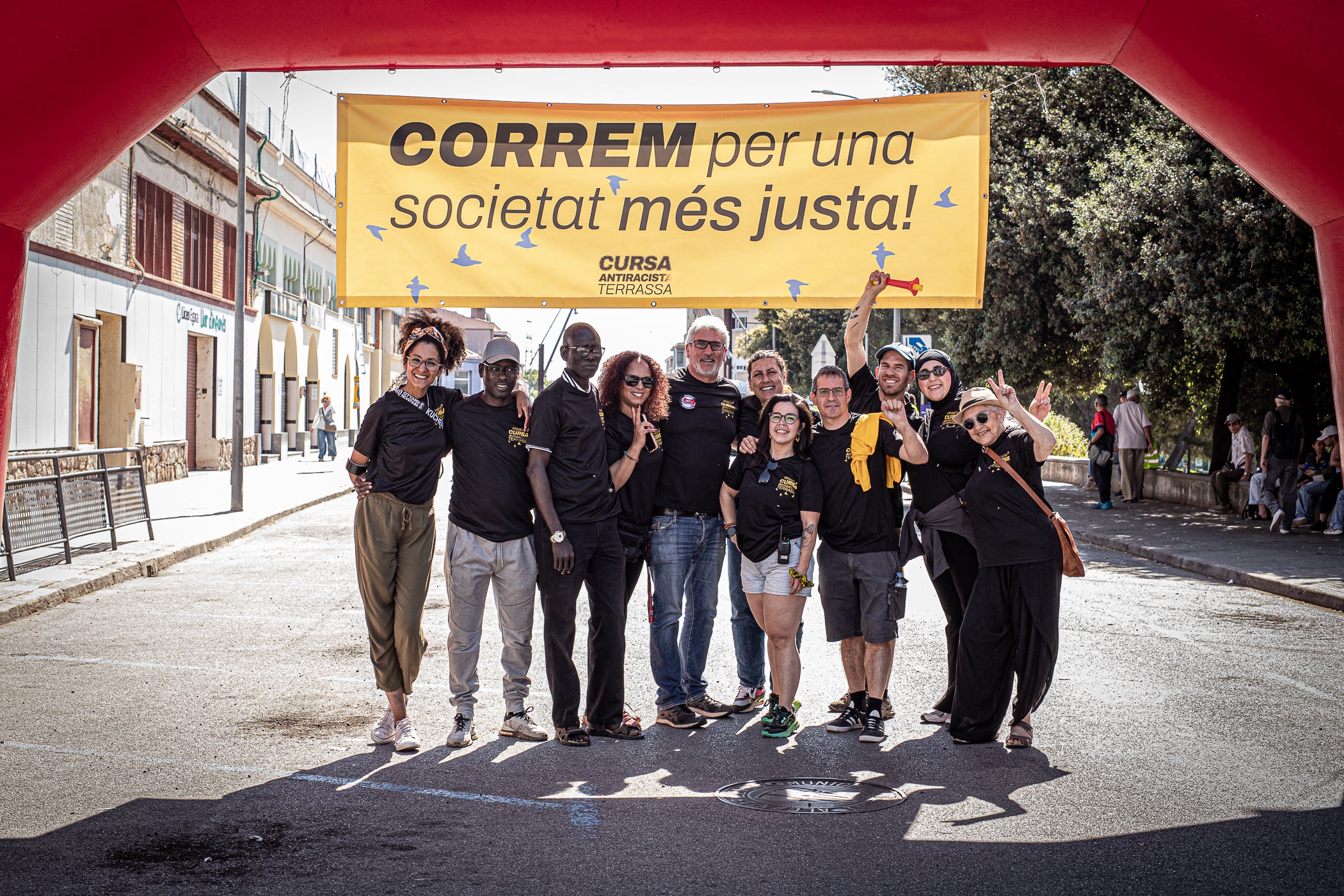 Uns 550 corredors han participat aquest dissabte, dia 23 de maig, en la primera Cursa Antiracista de Terrassa. Èxit absolut de la primera edició d’un esdeveniment esportiu no competitiu que busca visibilitzar la diversitat ciutadana i fomentar la convivència i cohesió social. Els organitzadors han repartit 504 dorsals d’adults i una quarantena d’infants, però també hi ha hagut molta gent que s’hi ha apuntat a última hora sense haver-se inscrit. L’inici i sortida ha estat des de la plaça de Catalunya, on al finalitzar s’ha llegit el manifest i s’ha pogut gaudir d’un vermut i dinar popular.